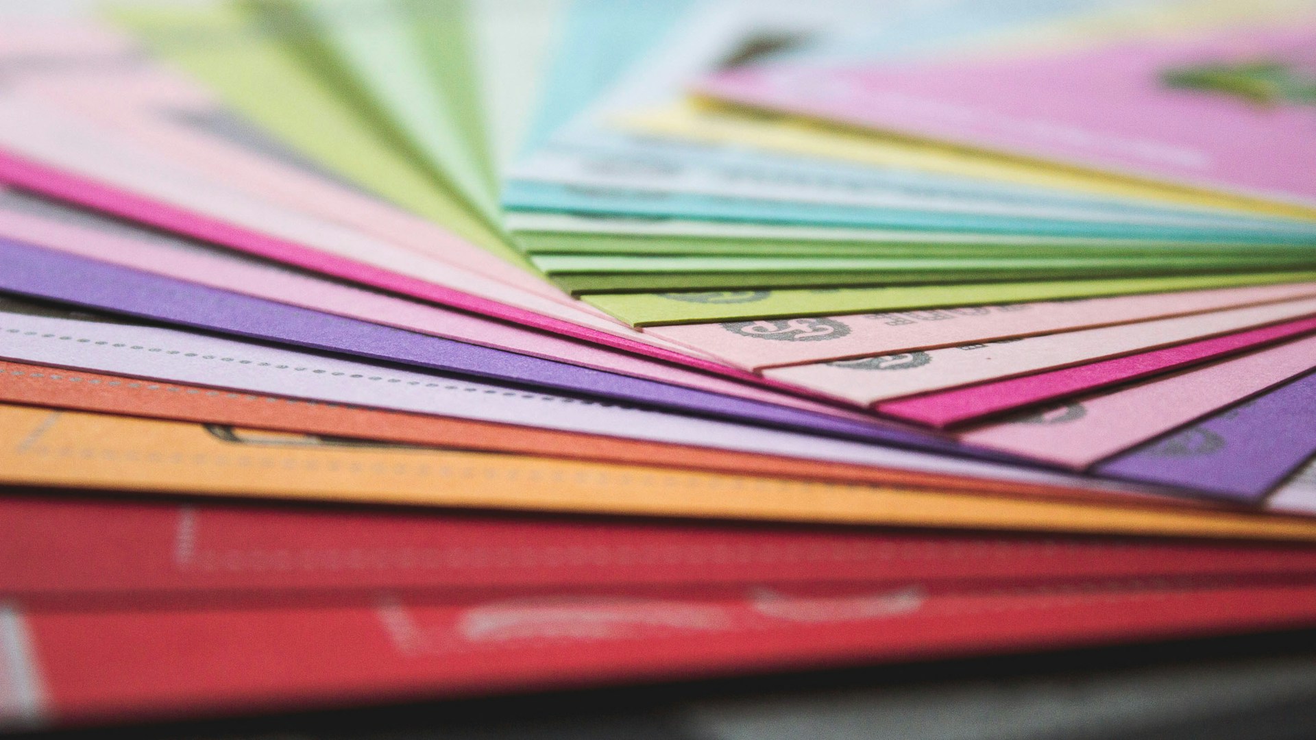 Chemises colorées | Source : Unsplash