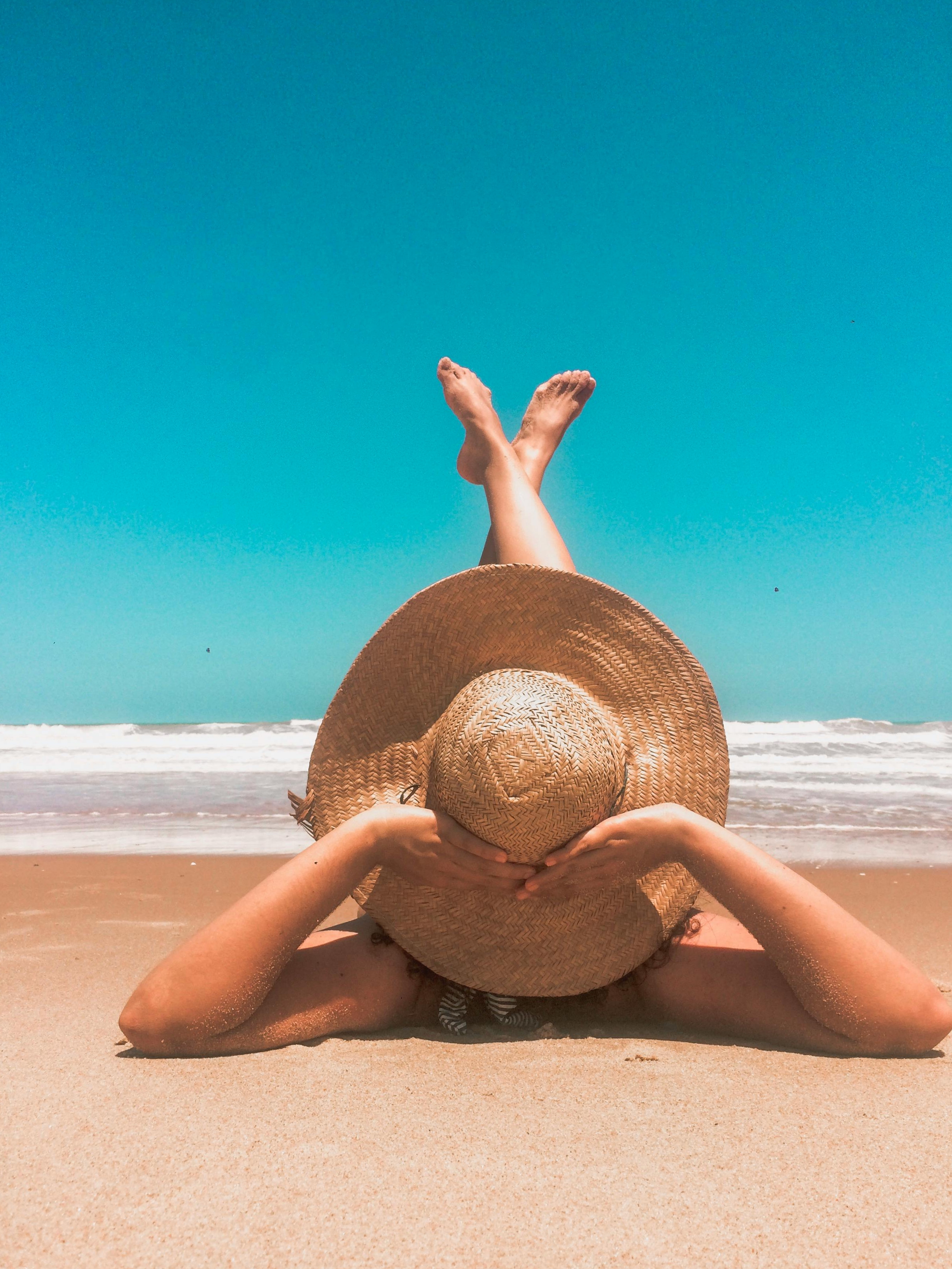 Une femme se prélassant sur une plage | Source : Pexels