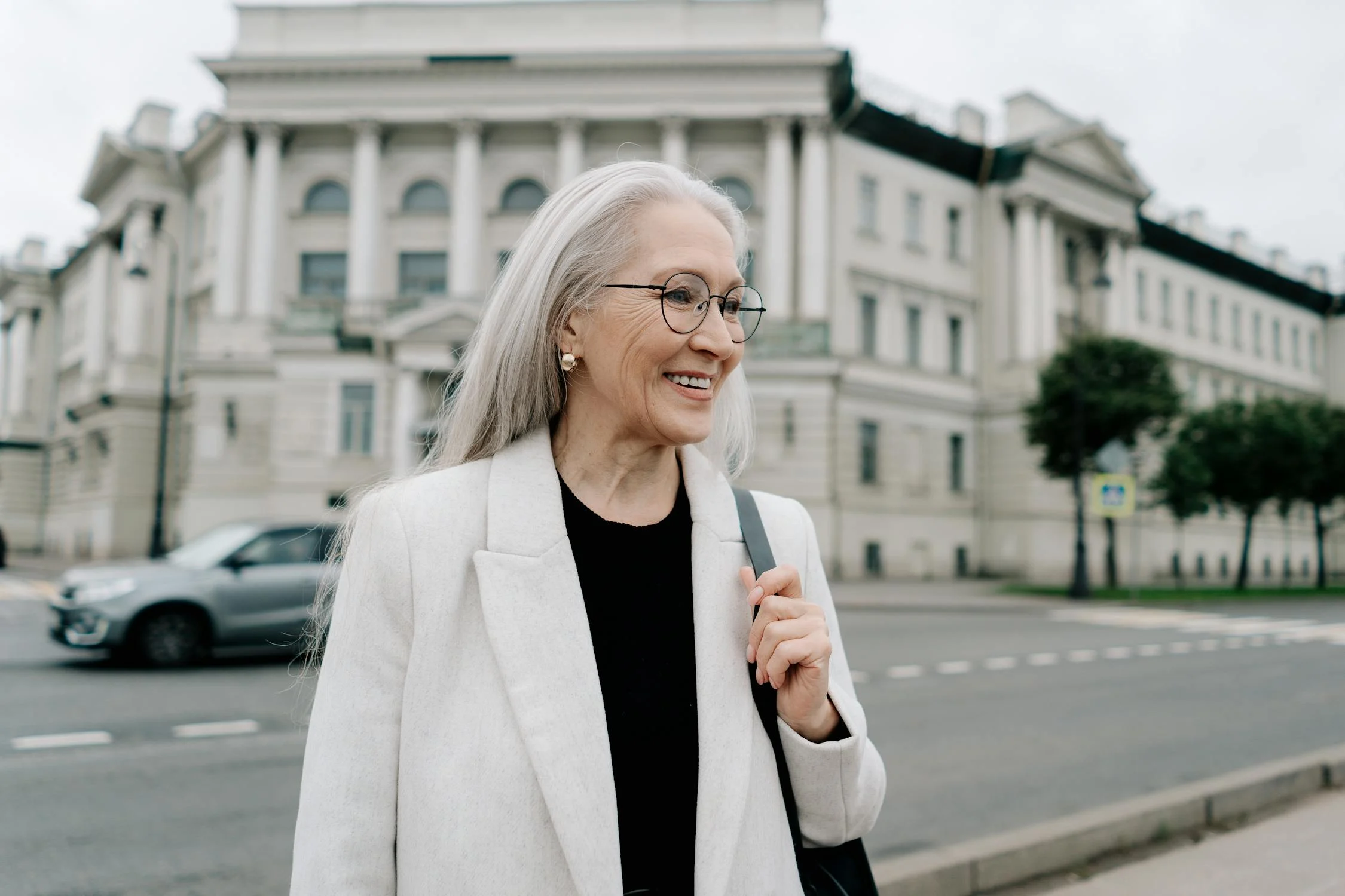 Une femme souriante dans la rue | Source : Pexels