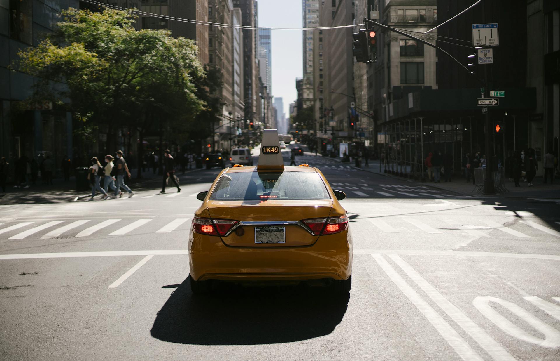 Un taxi arrêté à une intersection | Source : Pexels