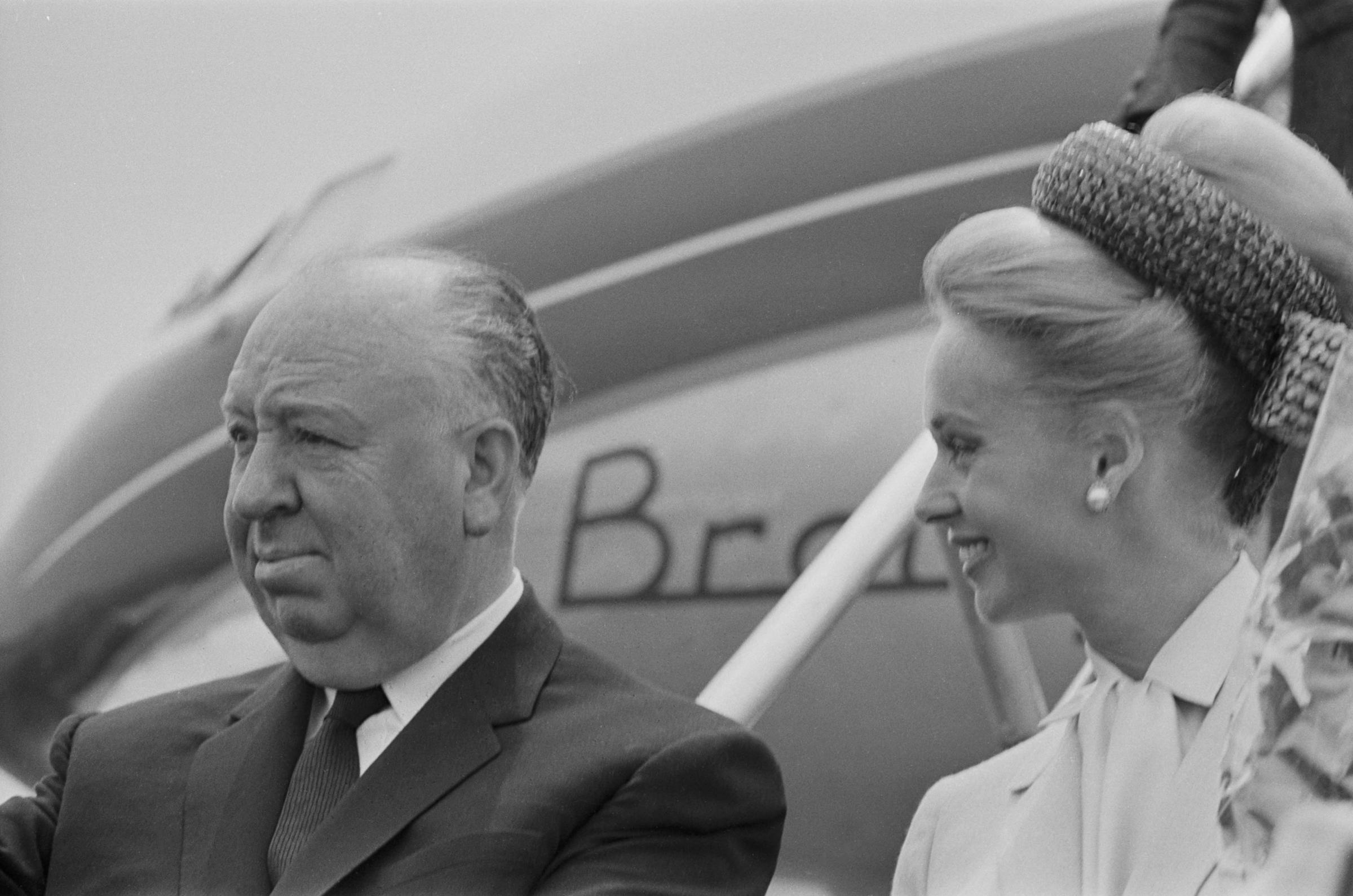 Alfred Hitchcock et Tippi Hedren à l'aéroport de Nice pour le festival de Cannes, France, le 11 mai 1963. | Source : Getty Images