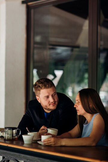 Un couple qui boit du café | Source : Freepik