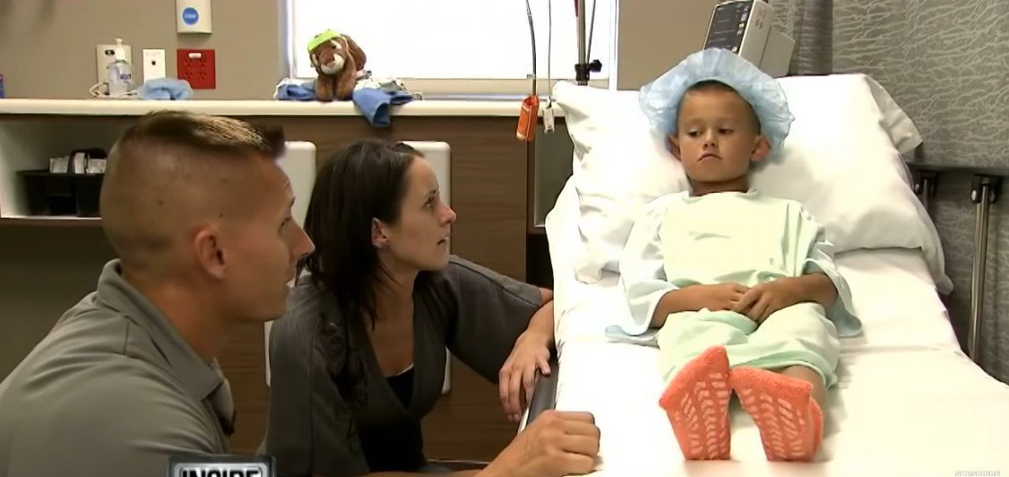 Photo de Gage Berger, six ans, avec ses parents, Timothy et Kallie, avant son opération. | Source : Youtube/Inside Edition