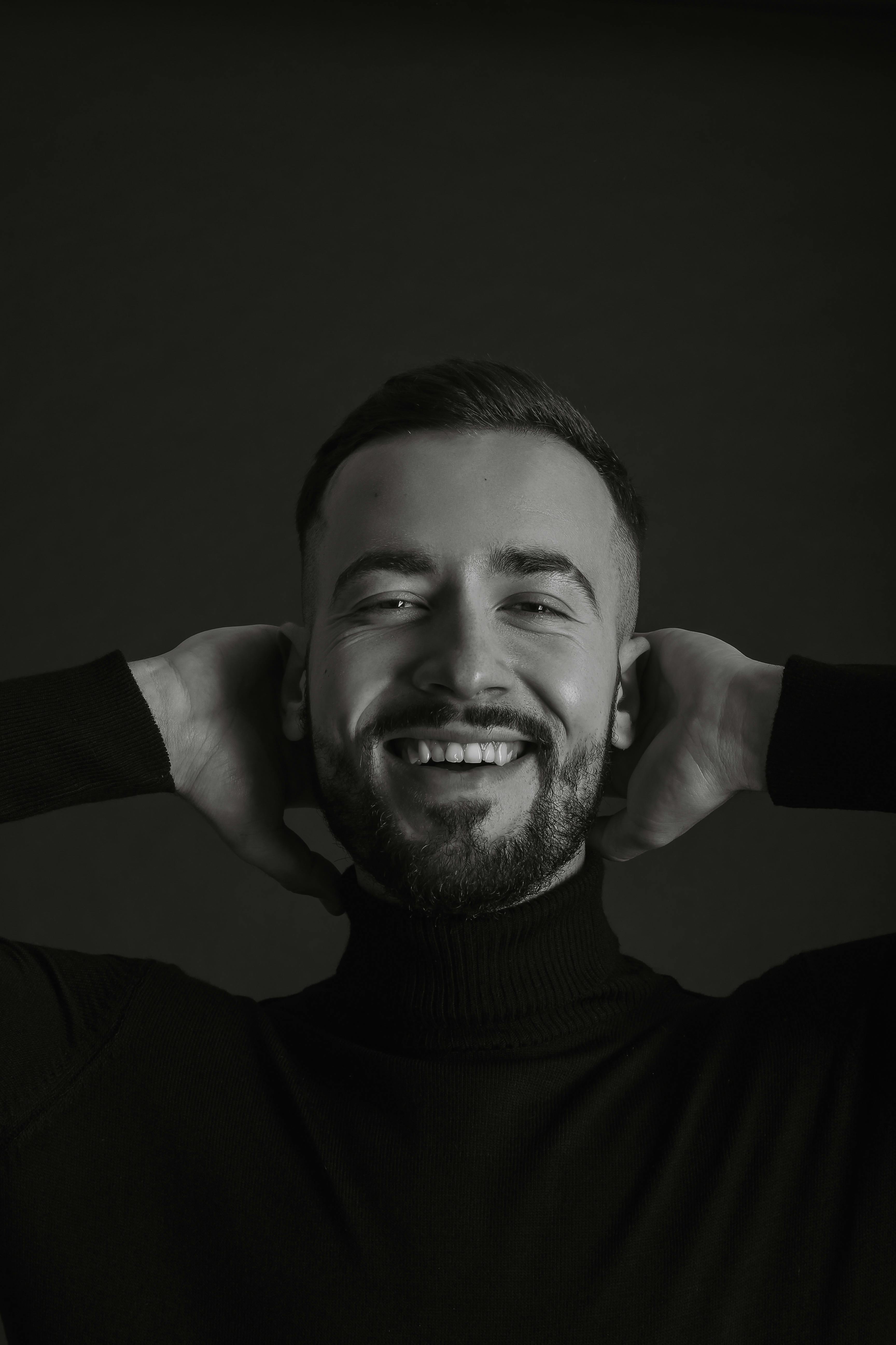 Un homme souriant et excité | Source : Pexels