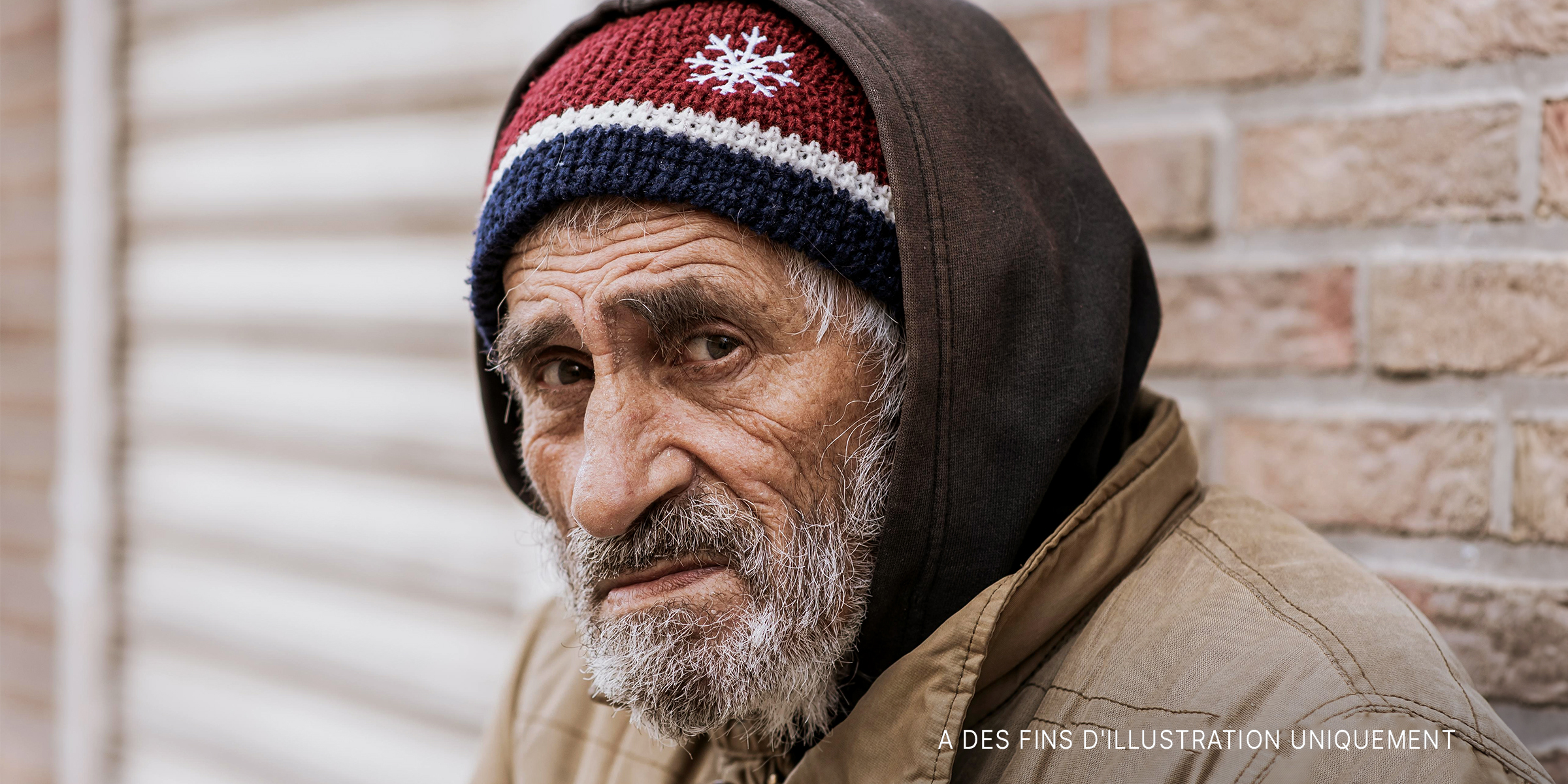 Vieux sans-abri avec une barbe | Source : Freepik