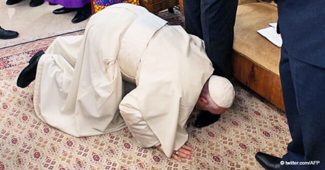 Le moment touchant où le pape François s'est agenouillé pour embrasser les pieds des dirigeants du Sud-Soudan afin d'arrêter la guerre civile