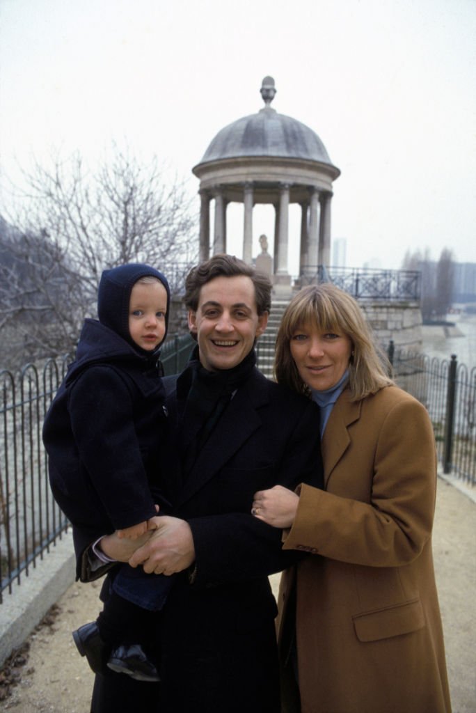 L'homme politique français Nicolas Sarkozy avec son épouse, Marie-Dominique Culioli, et son fils, circa 1980. | Photo : Getty Images