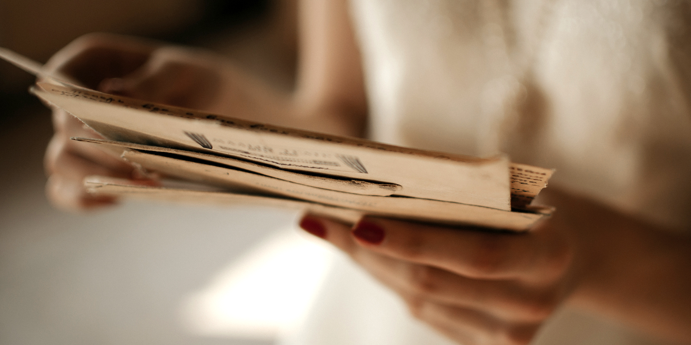 Quelqu'un qui tient un paquet de lettres | Source : Shutterstock