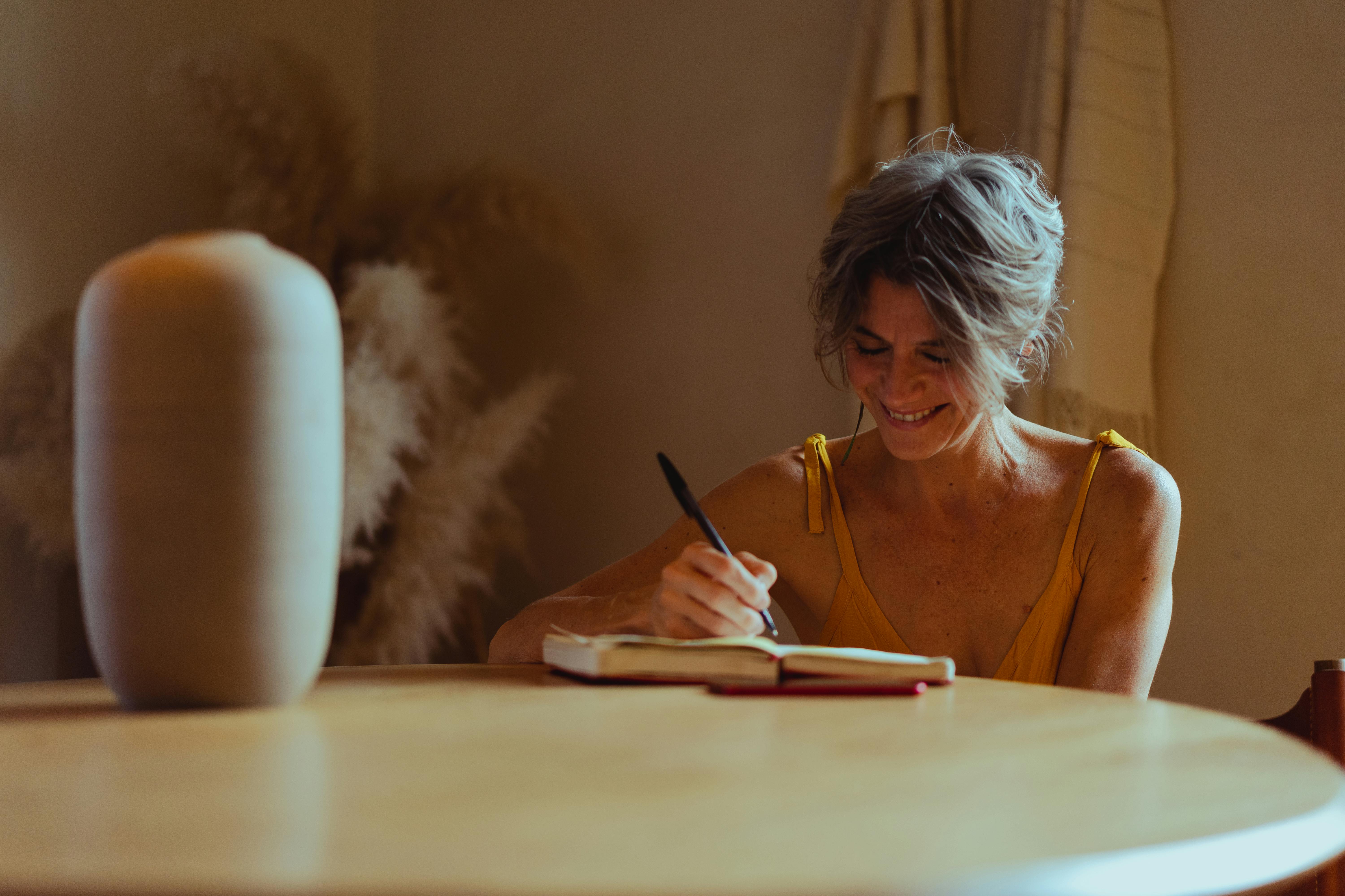 Une femme qui écrit dans son journal | Source : Pexels
