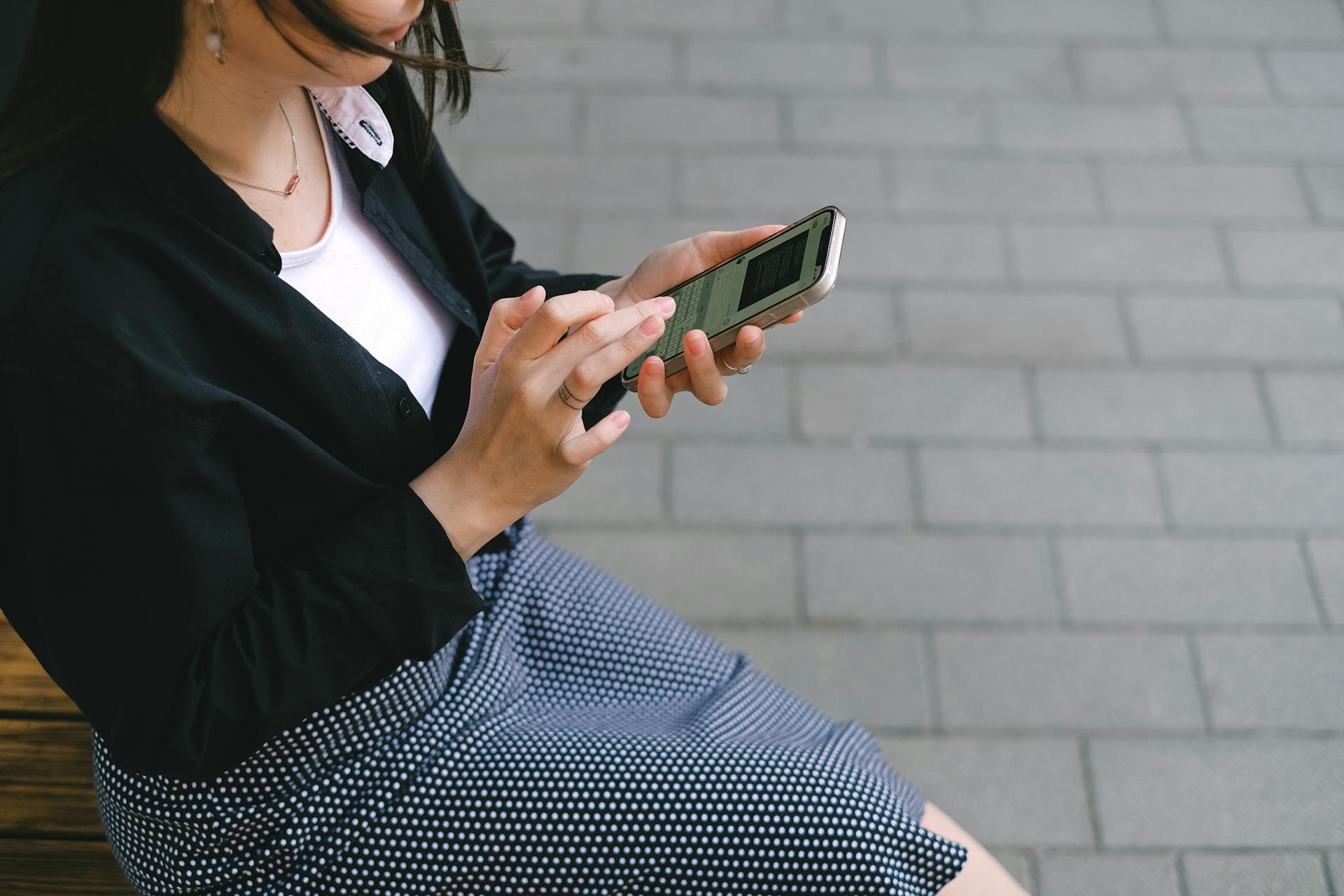 Une femme vérifiant ses messages sur son téléphone | Source : Pexels