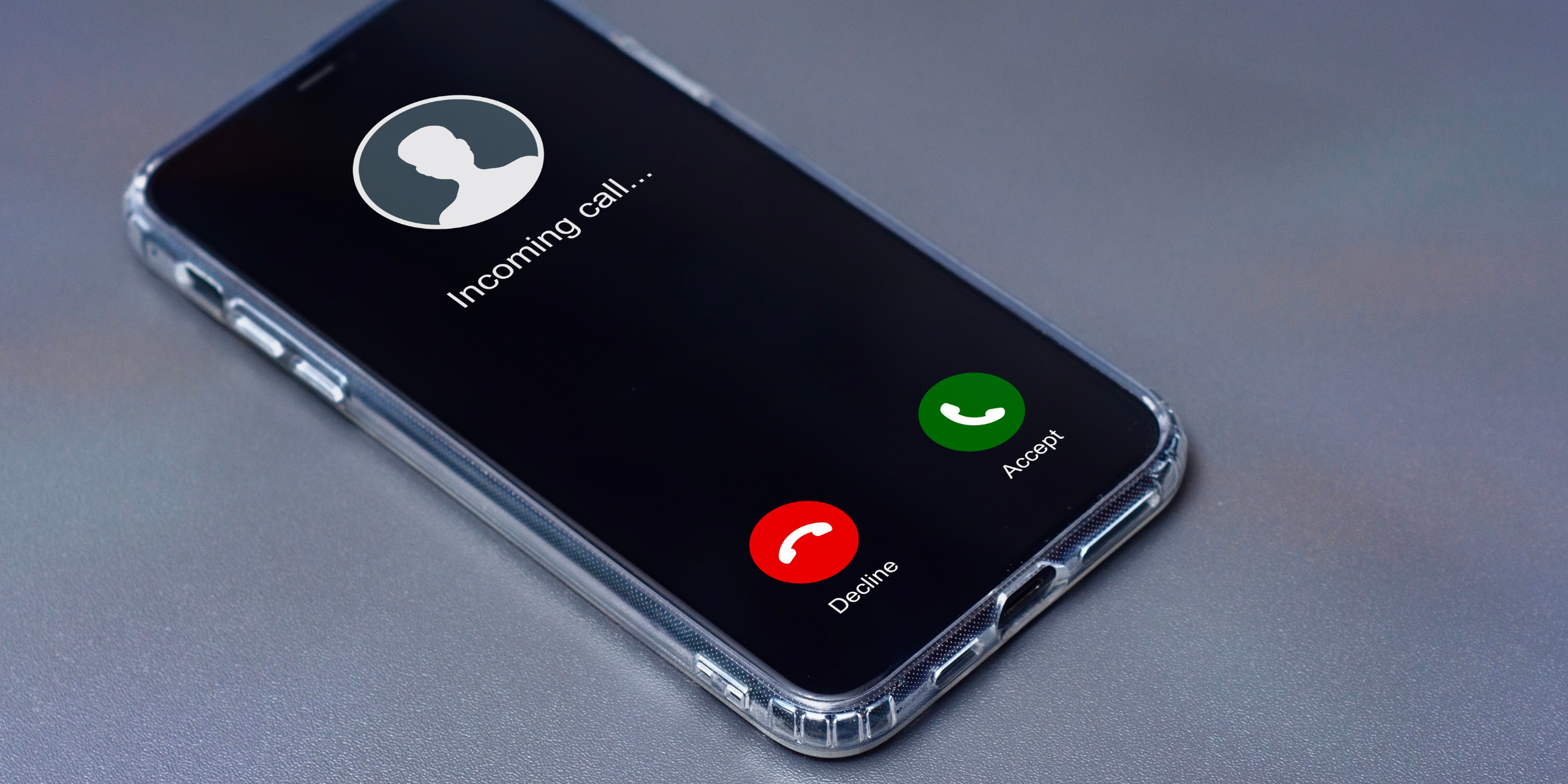 Un smartphone affichant un appel entrant | Source : Shutterstock