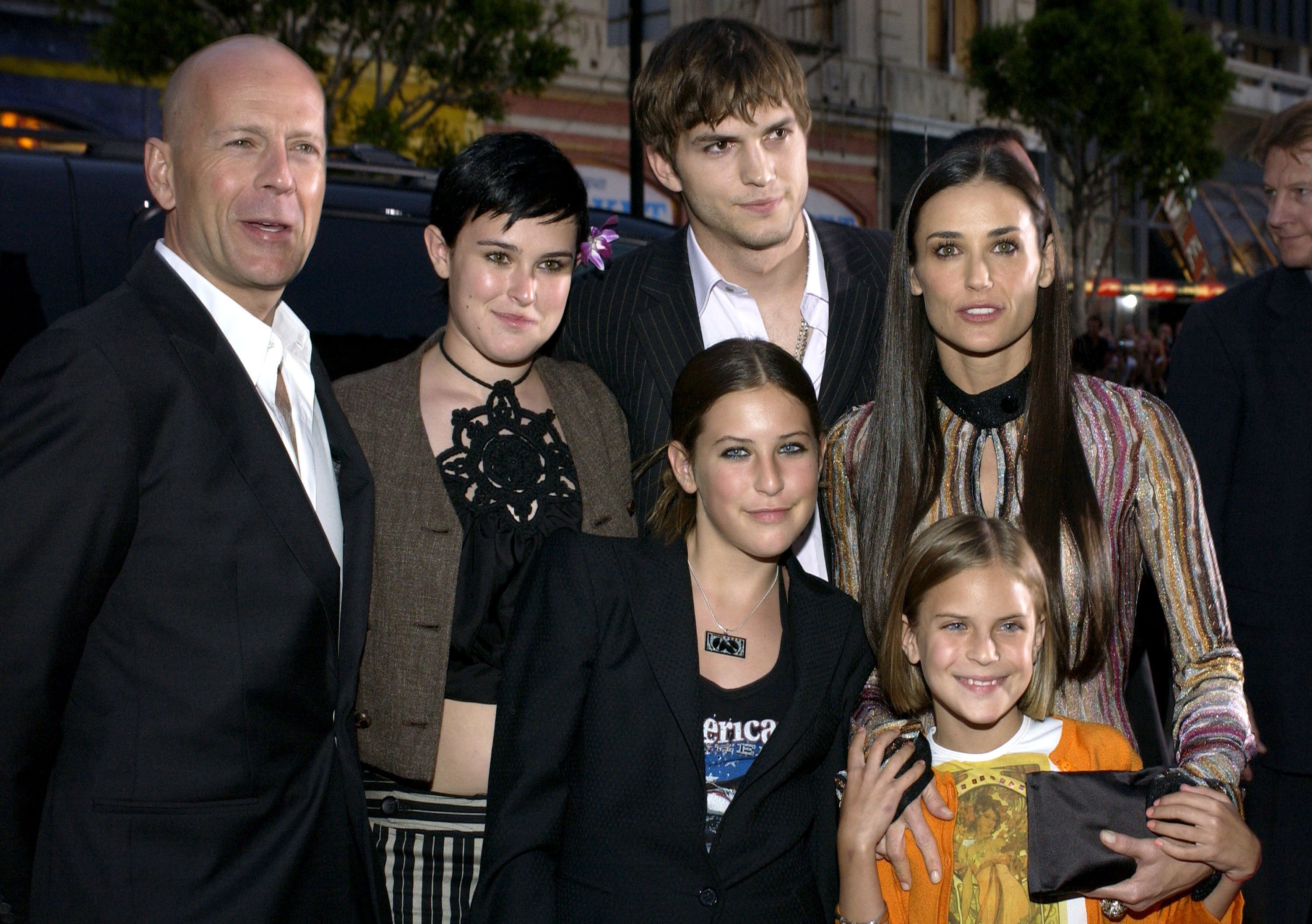 Bruce Willies, Ashton Kutcher et Demi Moore avec ses filles à Los Angeles en 2003 | Source : Getty Images