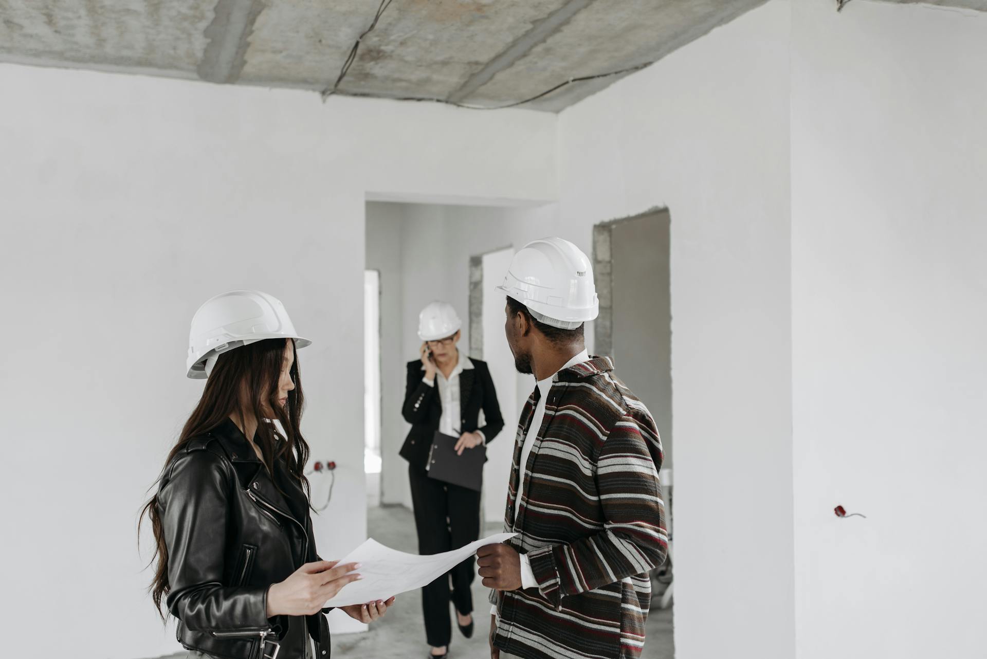 Des entrepreneurs discutent de travaux administratifs sur le chantier | Source : Pexels