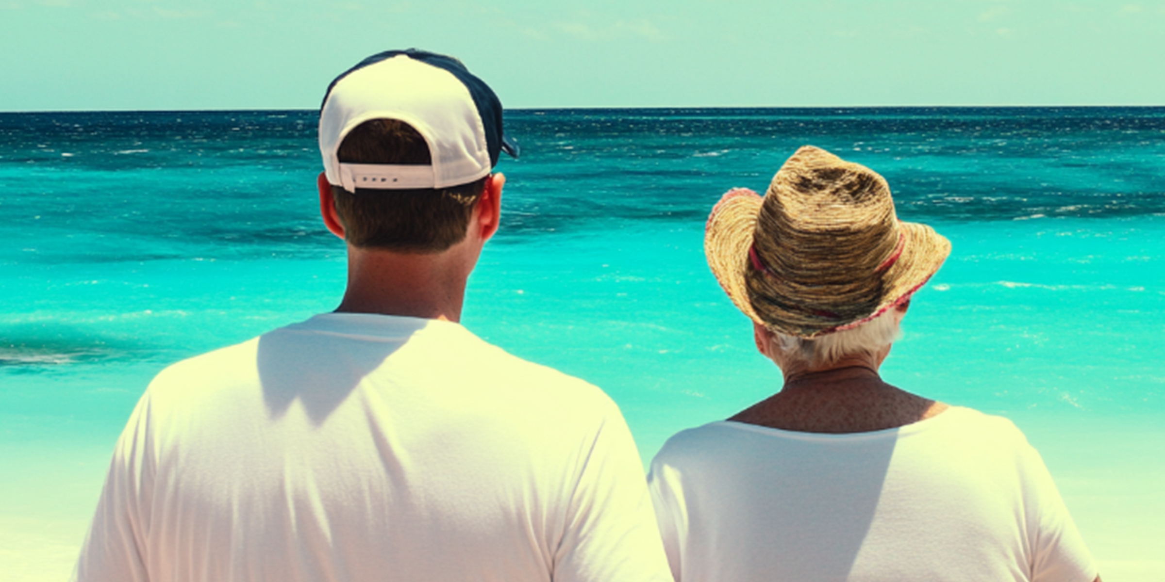 Un homme debout à la plage avec une femme plus âgée | Source : AmoMama