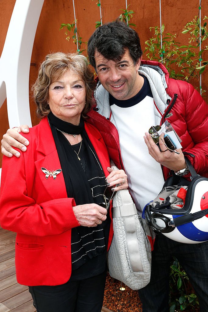  Stéphane Plaza et sa mère Christiane assistent aux Internationaux de France de tennis 2014 : 1er jour à Roland Garros, le 25 mai 2014 à Paris, France. | Photo : Getty Images