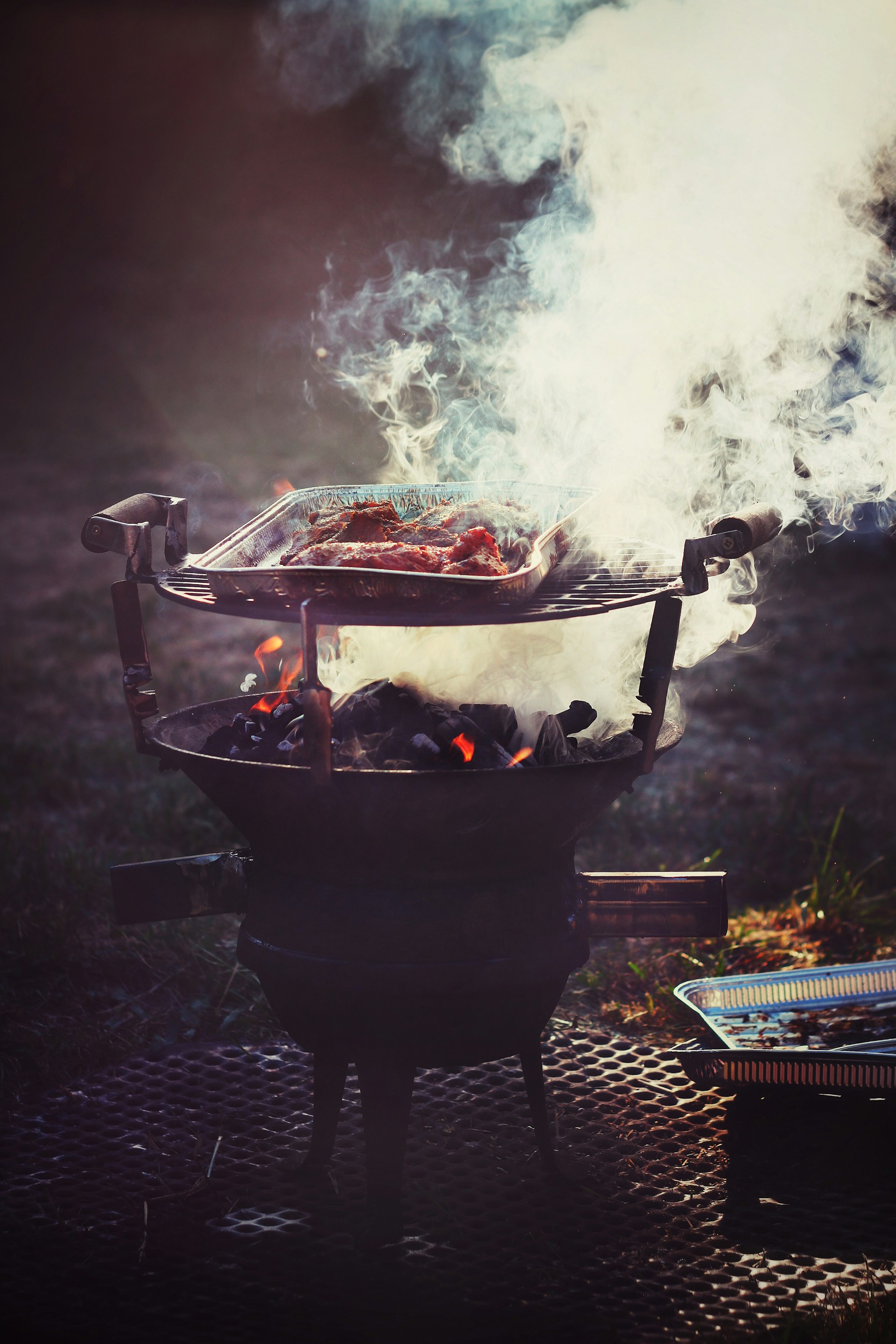 Fumée émanant d'un gril de barbecue | Source : Unsplash