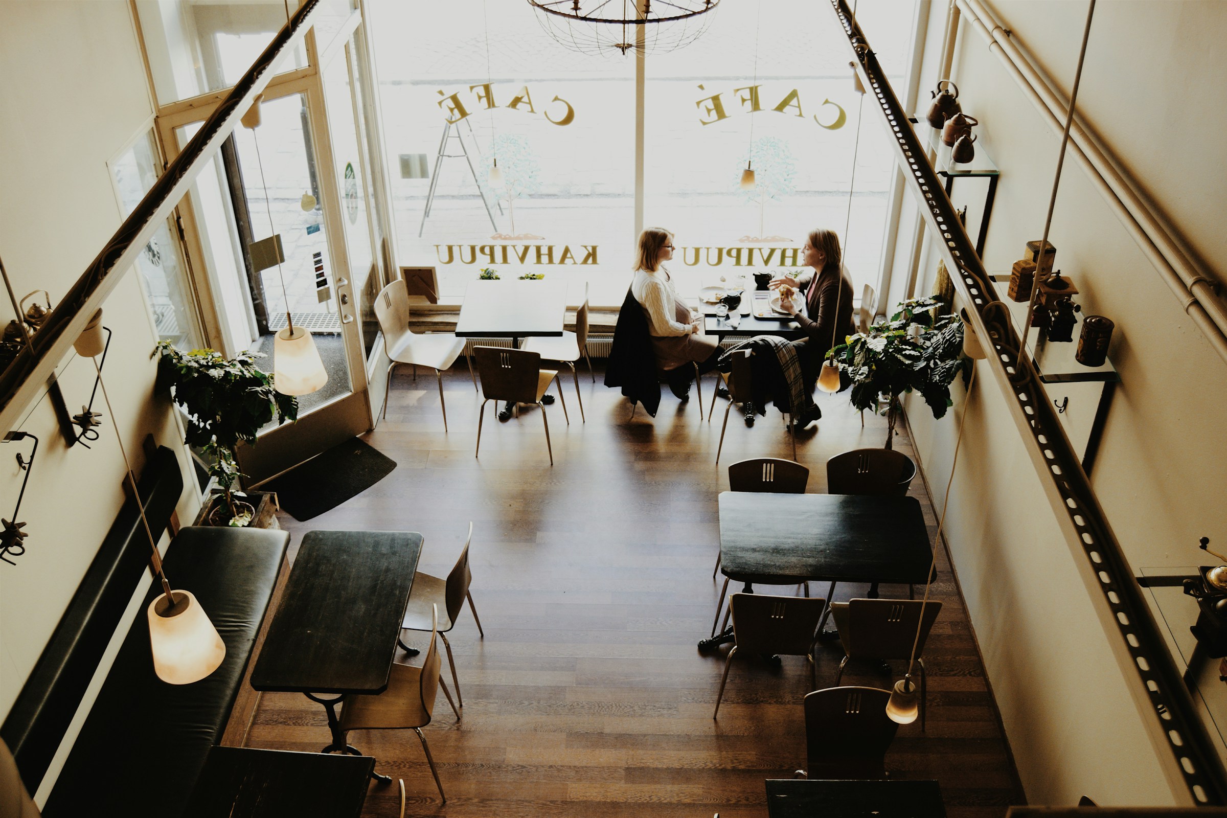 Deux femmes discutant dans un café | Source : Unsplash