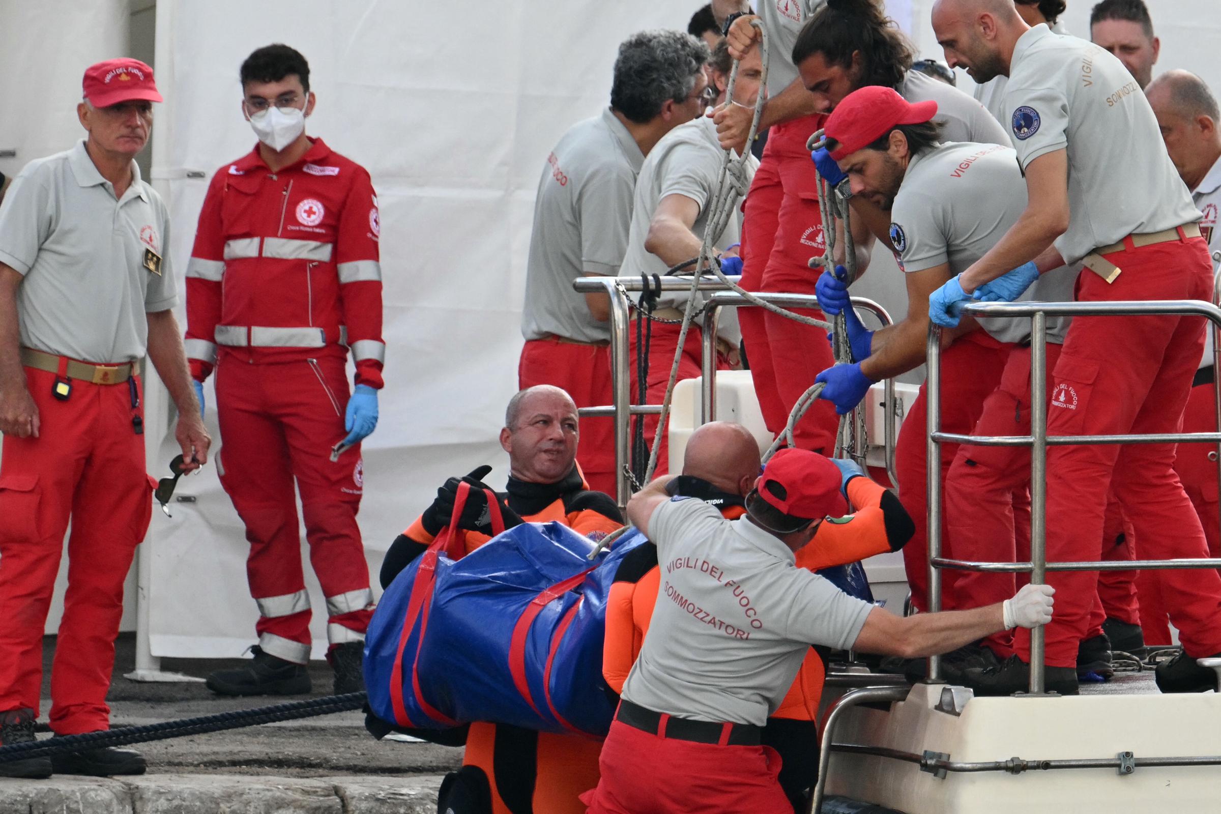 Des sauveteurs portent un corps après le retour des plongeurs dans le port de Porticello, près de Palerme, le 22 août 2024, trois jours après le naufrage du yacht de luxe Bayesian battant pavillon britannique. | Source : Getty Images