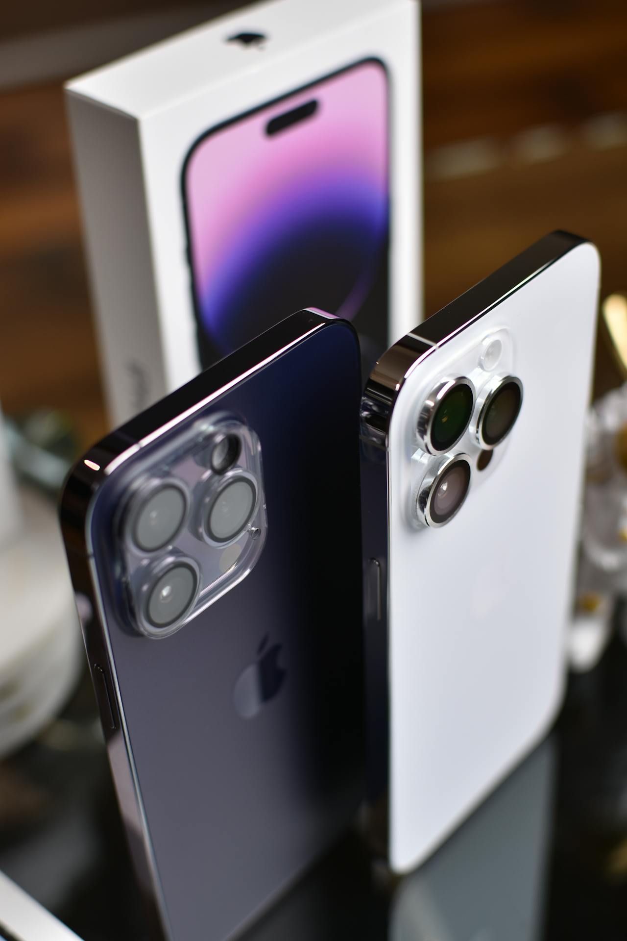 Des téléphones portables coûteux en exposition | Source : Pexels