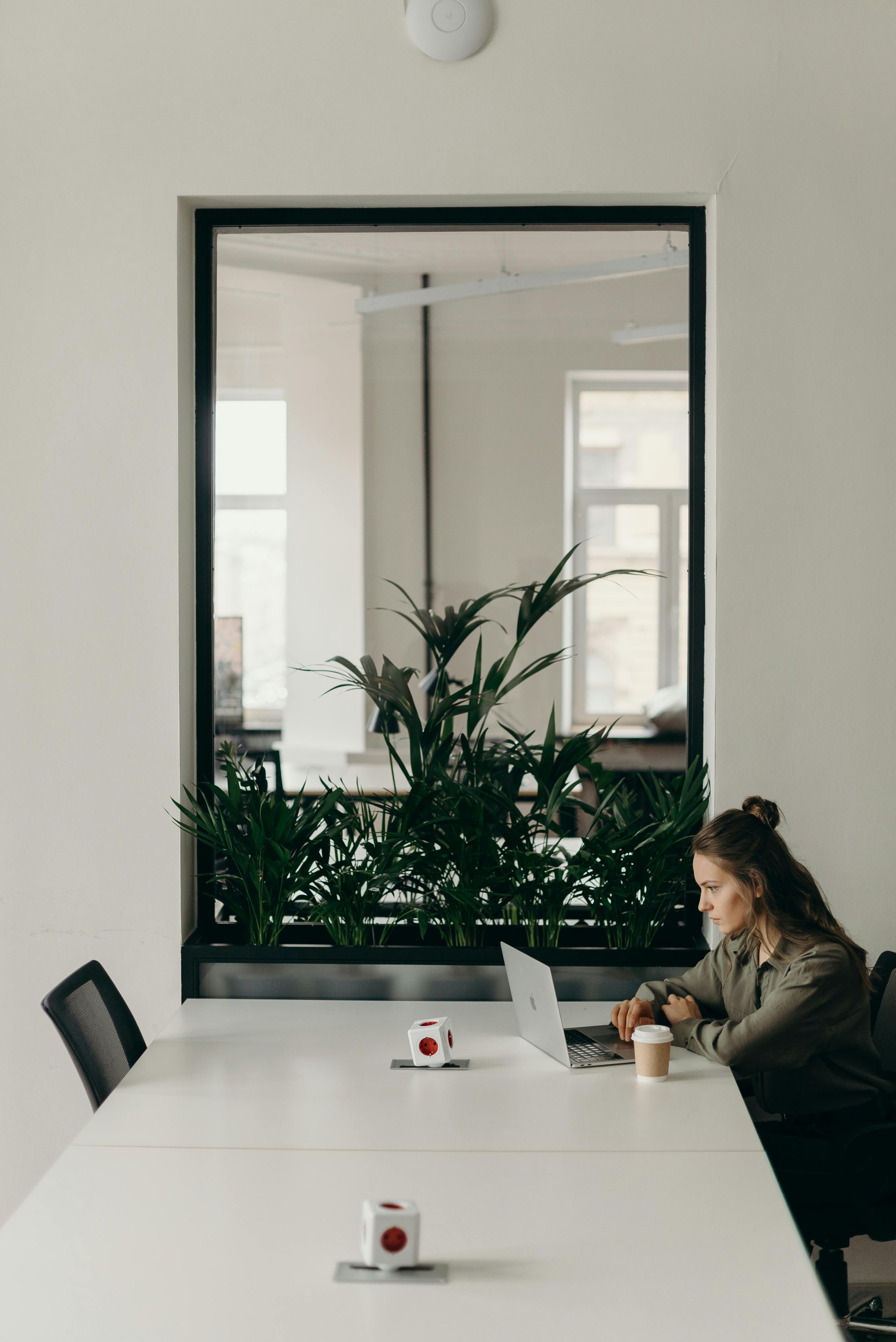 Une femme qui regarde l'écran de son ordinateur portable | Source : Pexels