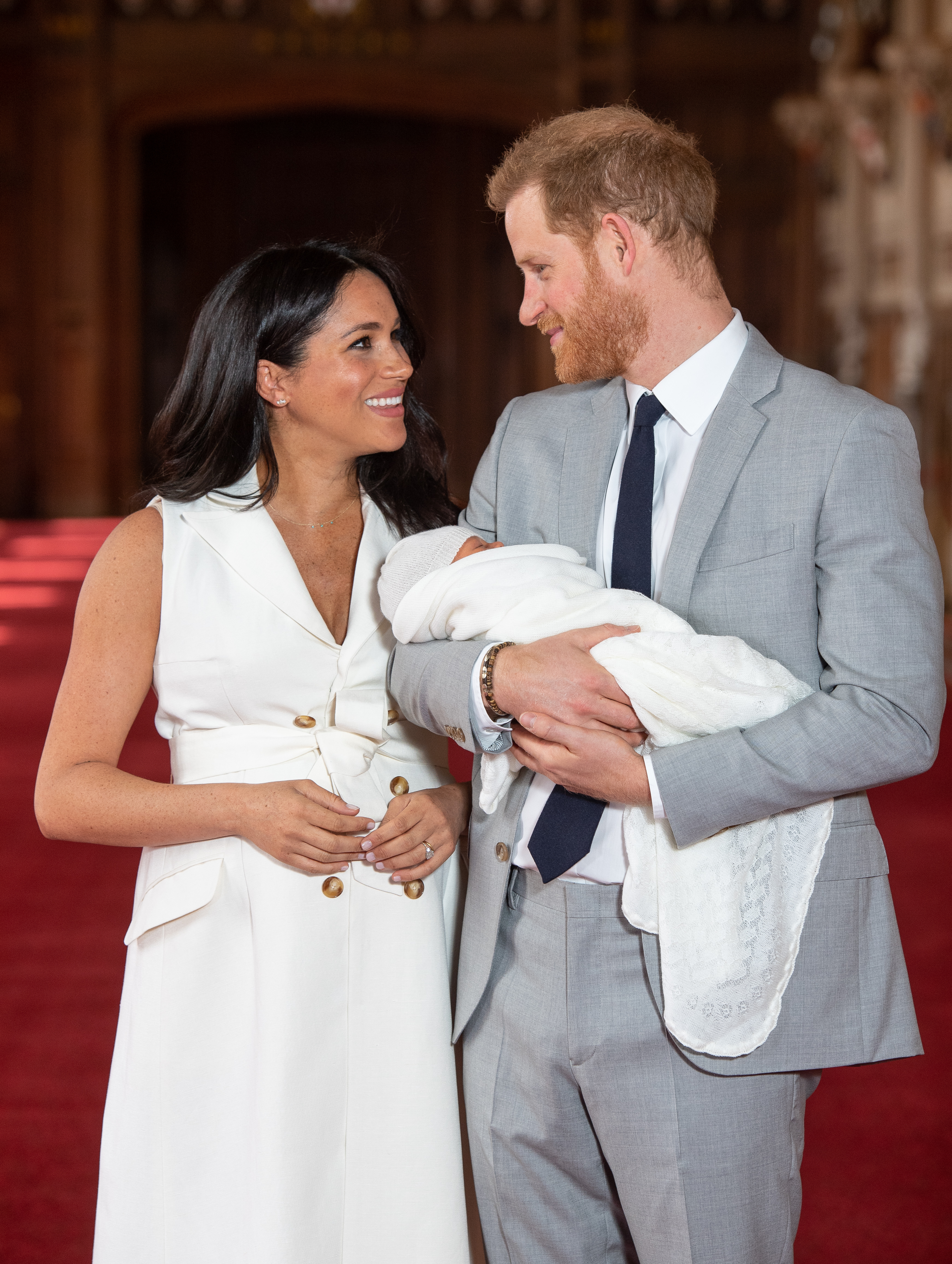Le prince Harry et Meghan posent avec leur fils nouveau-né Archie Harrison Mountbatten-Windsor le 8 mai 2019 à Windsor, en Angleterre. | Source : Getty Images