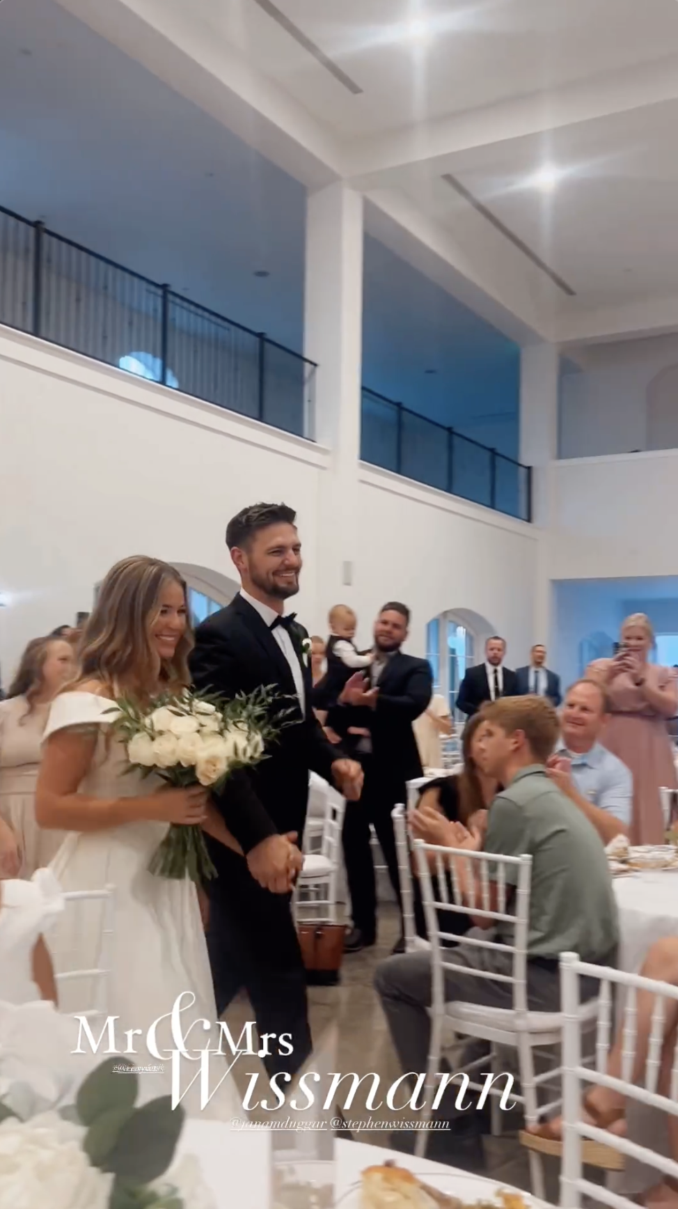 Les invités du mariage accueillent chaleureusement Jana Duggar et Stephen Wissmann lorsqu'ils entrent dans la salle de réception, comme partagé dans une Story Instagram en août 2024 | Source : Instagram/alaythia.wissmann