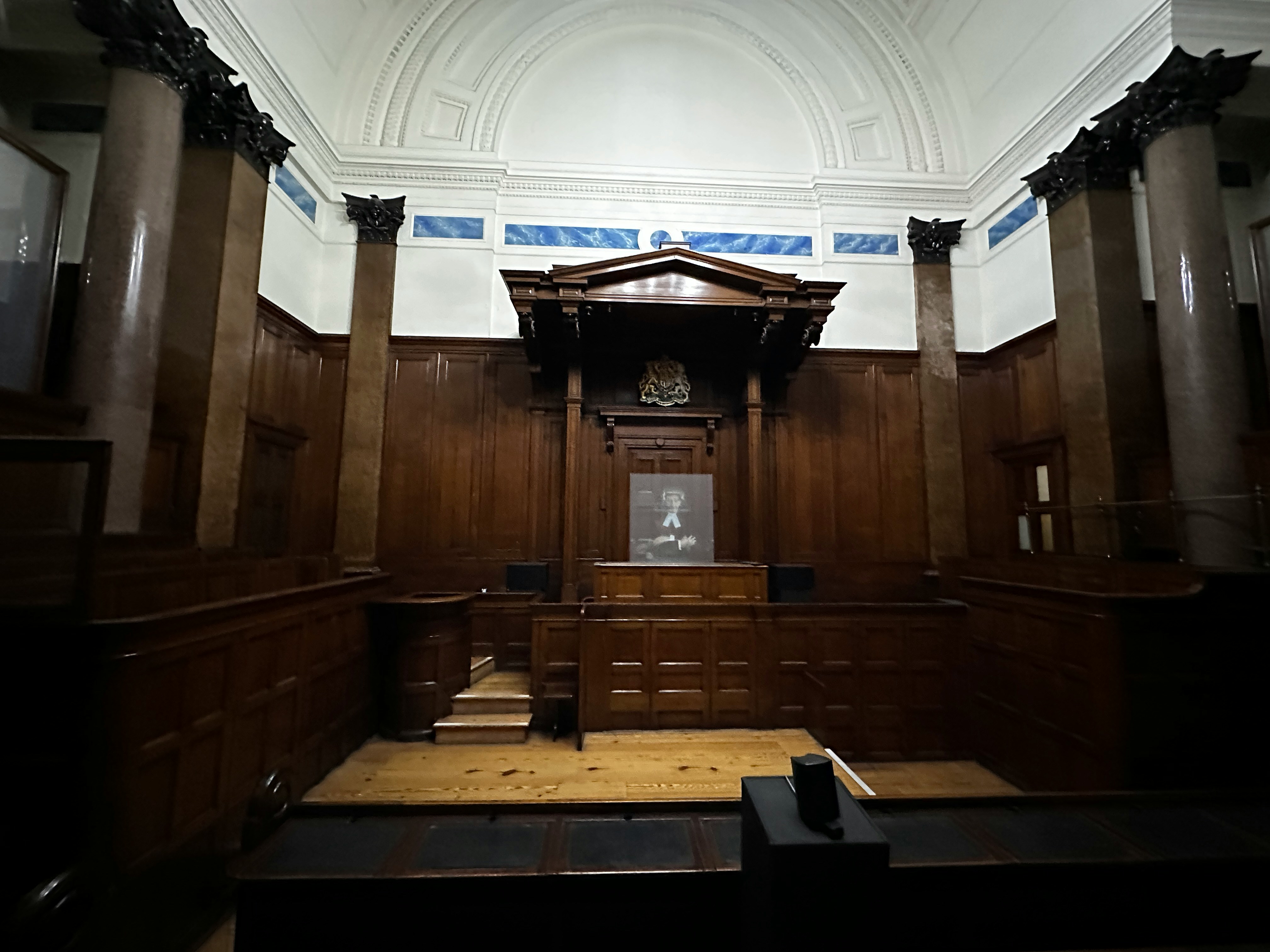 L'intérieur d'une salle d'audience | Source : Unsplash