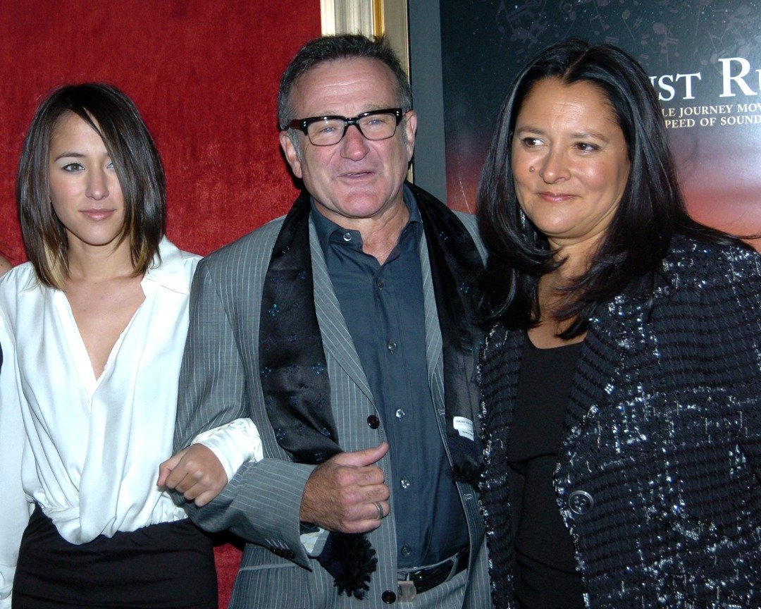 Robin Williams, sa femme Marsha et sa fille Zelda assistent à la première du film "August Rush" au Ziegfeld Thea | Source : Getty Images
