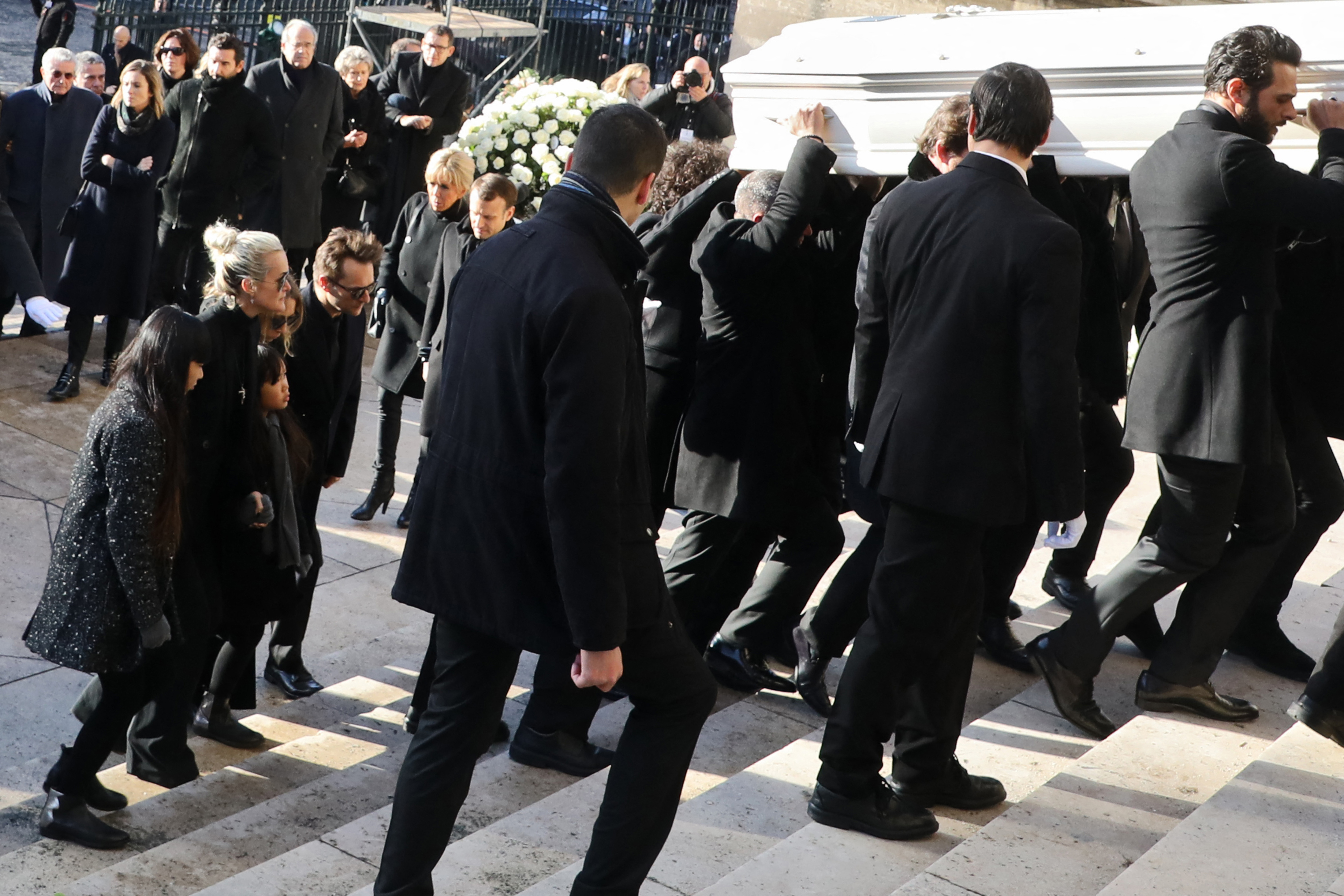 Laeticia Hallyday, épouse du chanteur français Johnny Hallyday, son fils David et ses filles Laura, Joy et Jade suivent le cercueil à l'église de la Madeleine pour les funérailles de Johnny Hallyday, le 9 décembre 2017, à Paris I Photo de LUDOVIC MARIN/POOL/AFP I Source : Getty Images