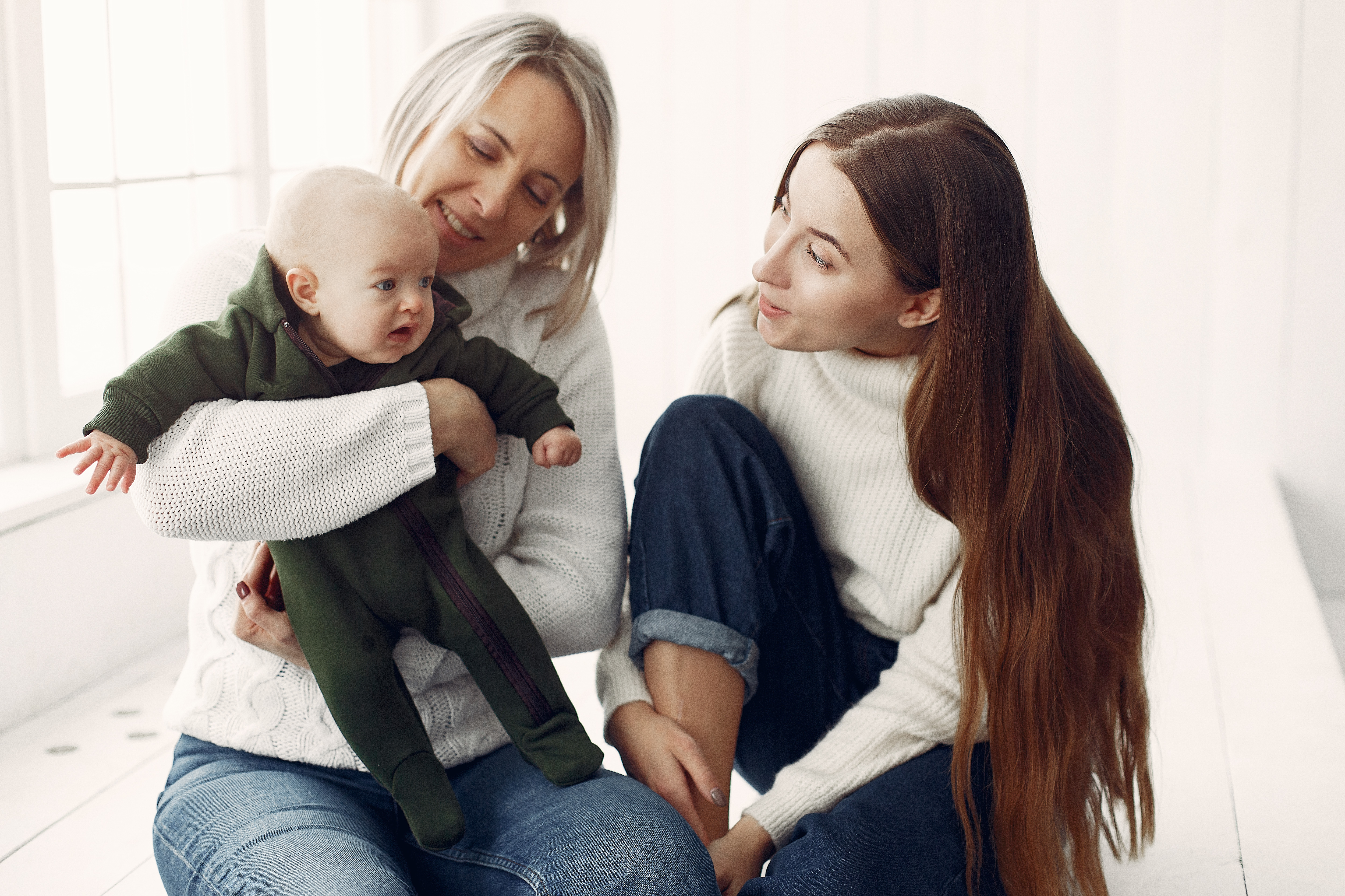 Une jeune maman avec sa mère et son fils | Source : Shutterstock