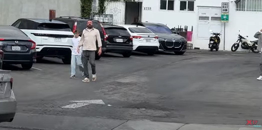 Ben et Samuel Affleck en pleine séance de shopping à Los Angeles | Source : YouTube/X17onlineVideo