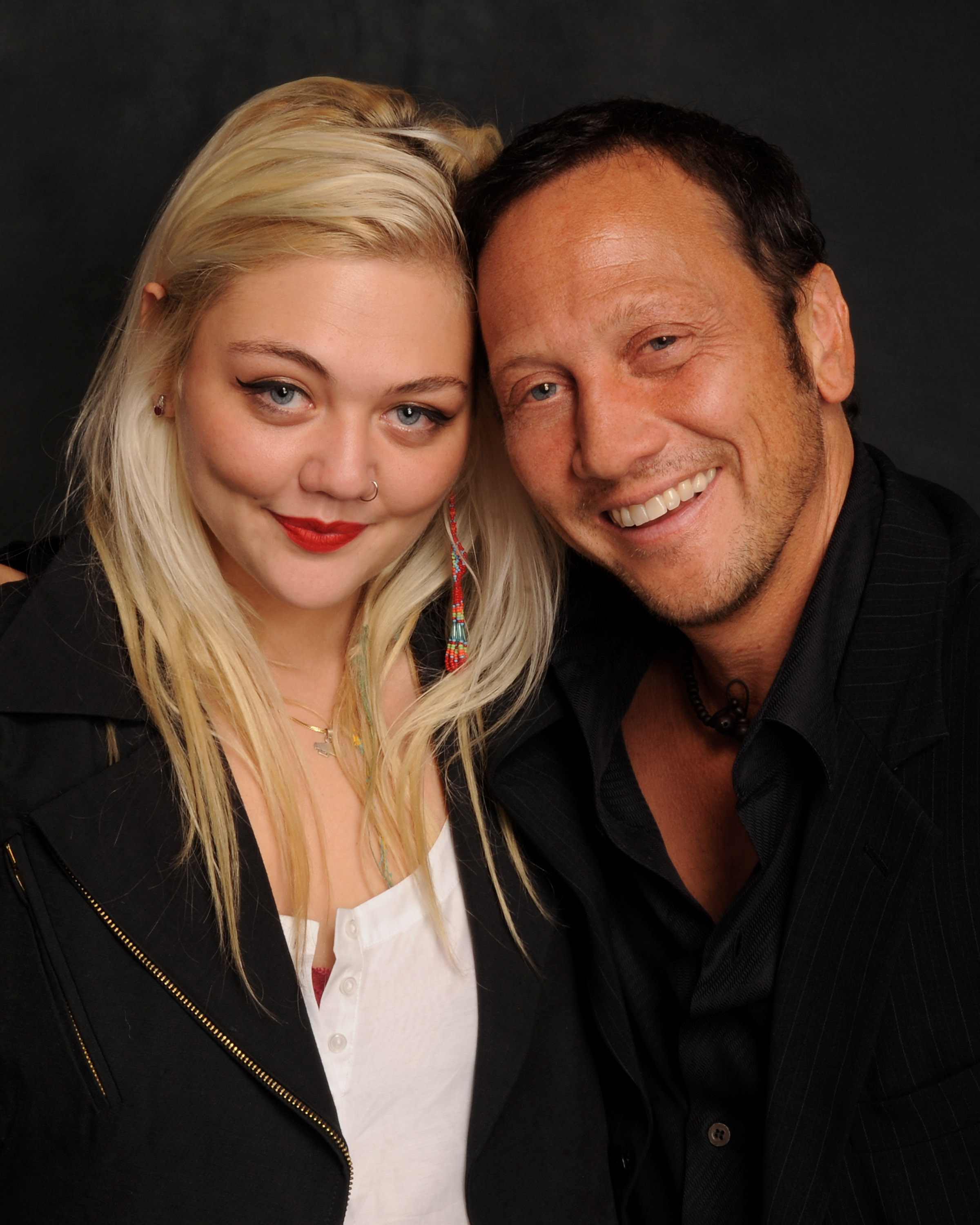 Elle King et son père Rob Schneider posent au Ice House Comedy Club le 15 octobre 2009, à Pasadena, en Californie. | Source : Getty Images