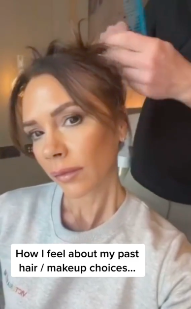 Victoria Beckham évaluant ses coiffures passées, posté le 18 octobre 2022 | Source : TikTok/victoriabeckham