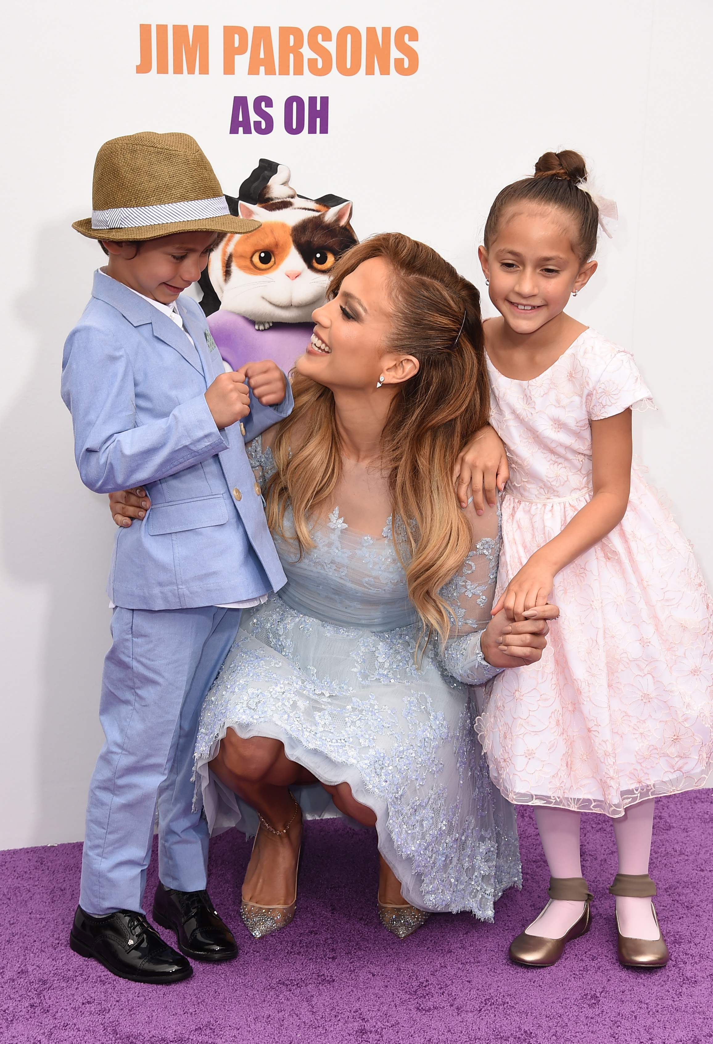 Jennifer Lopez avec Emme Muñiz et Max Muñiz le 22 mars 2015 à Westwood, Californie | Source : Getty Images