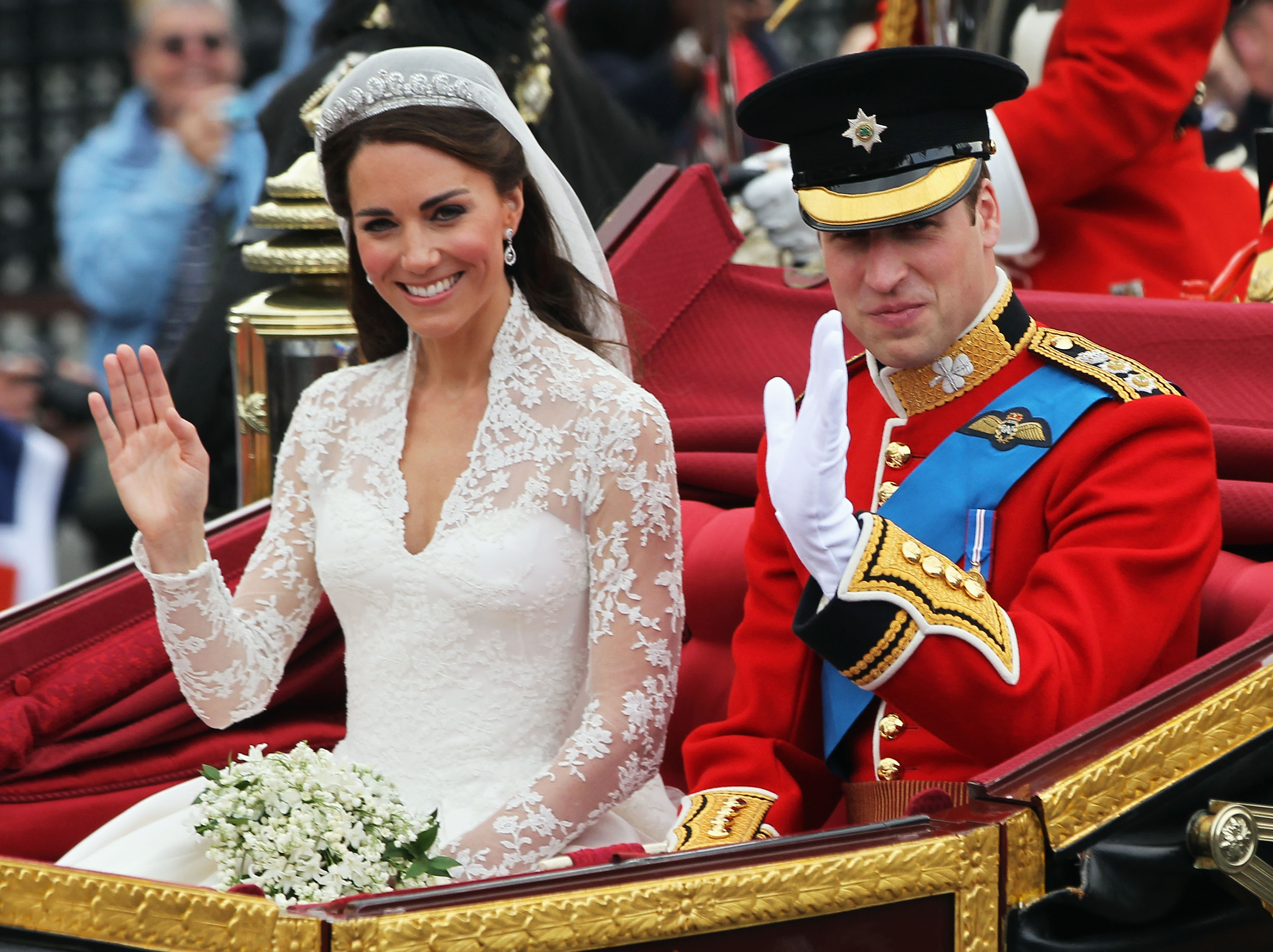 Catherine Middleton et le prince William se rendent en procession en calèche au palais de Buckingham, le 29 avril 2011, à Londres, en Angleterre. | Source : Getty Images