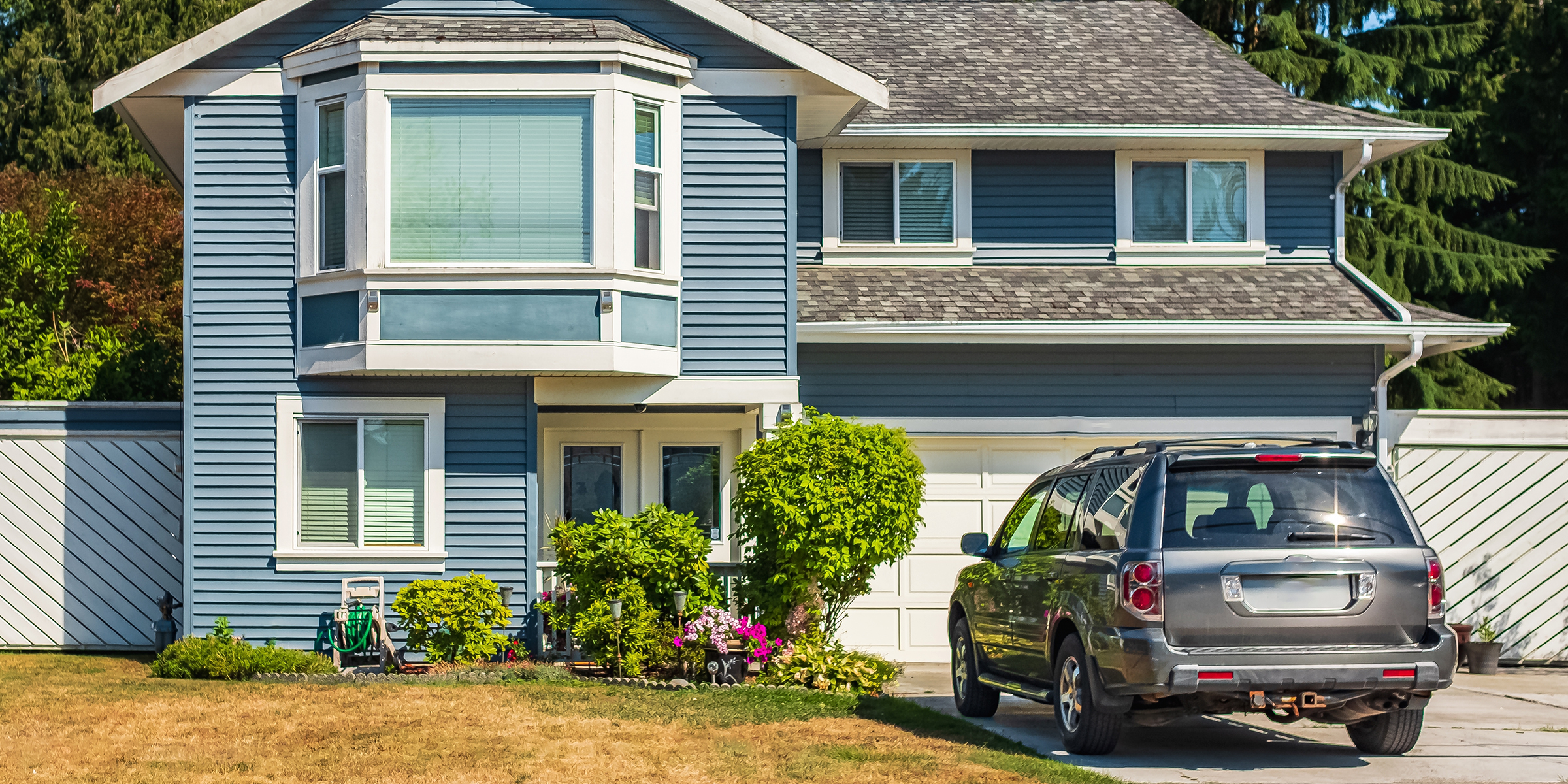 Une voiture devant une maison | Source : Shutterstock