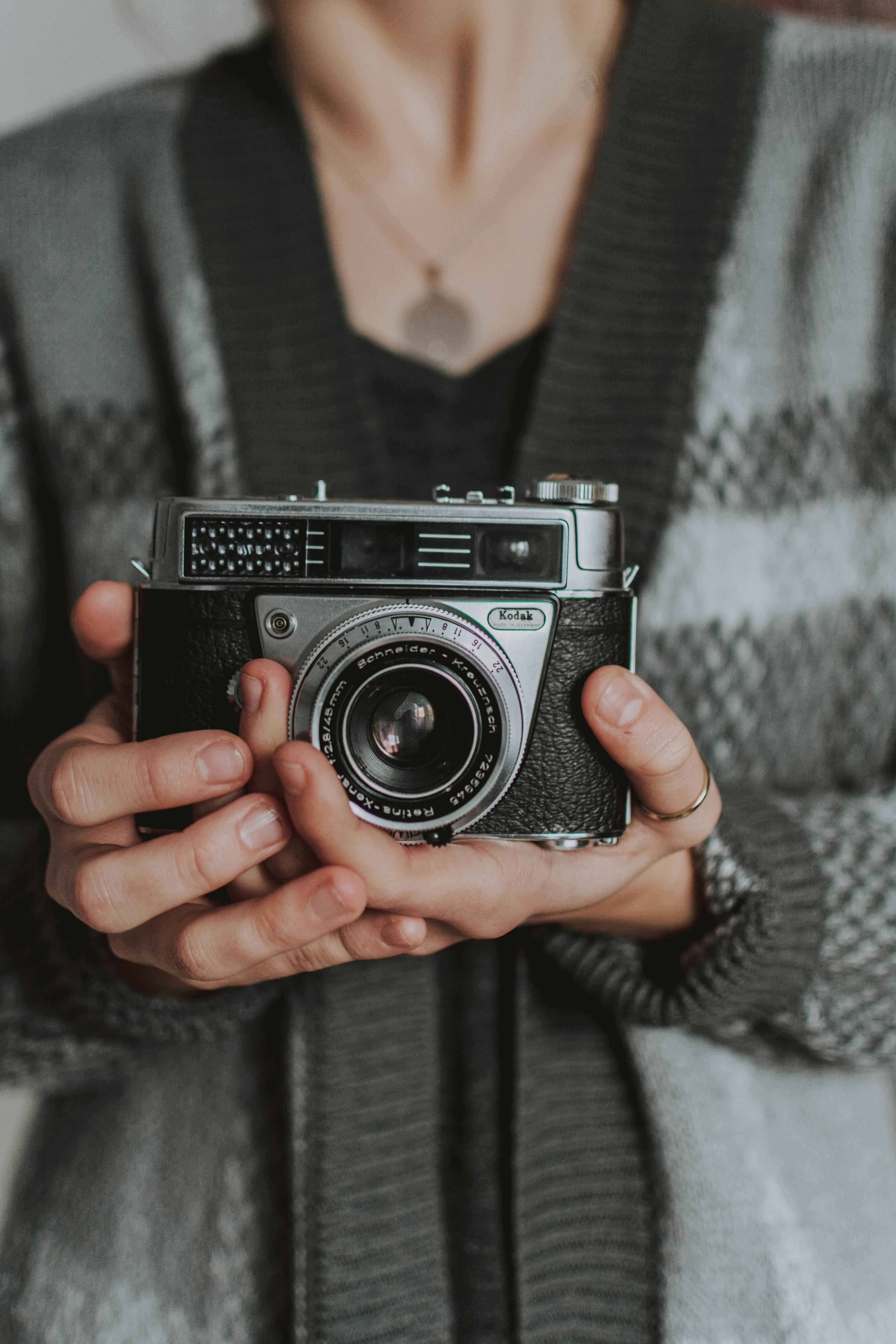 Femme tenant un appareil photo analogique | Source : Pexels