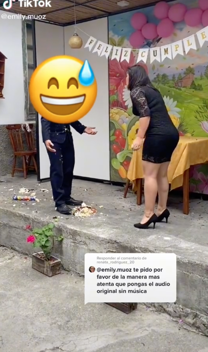 Une femme en colère jette un gâteau à la figure de son petit ami infidèle. | Source : TikTok.com/emily.muoz
