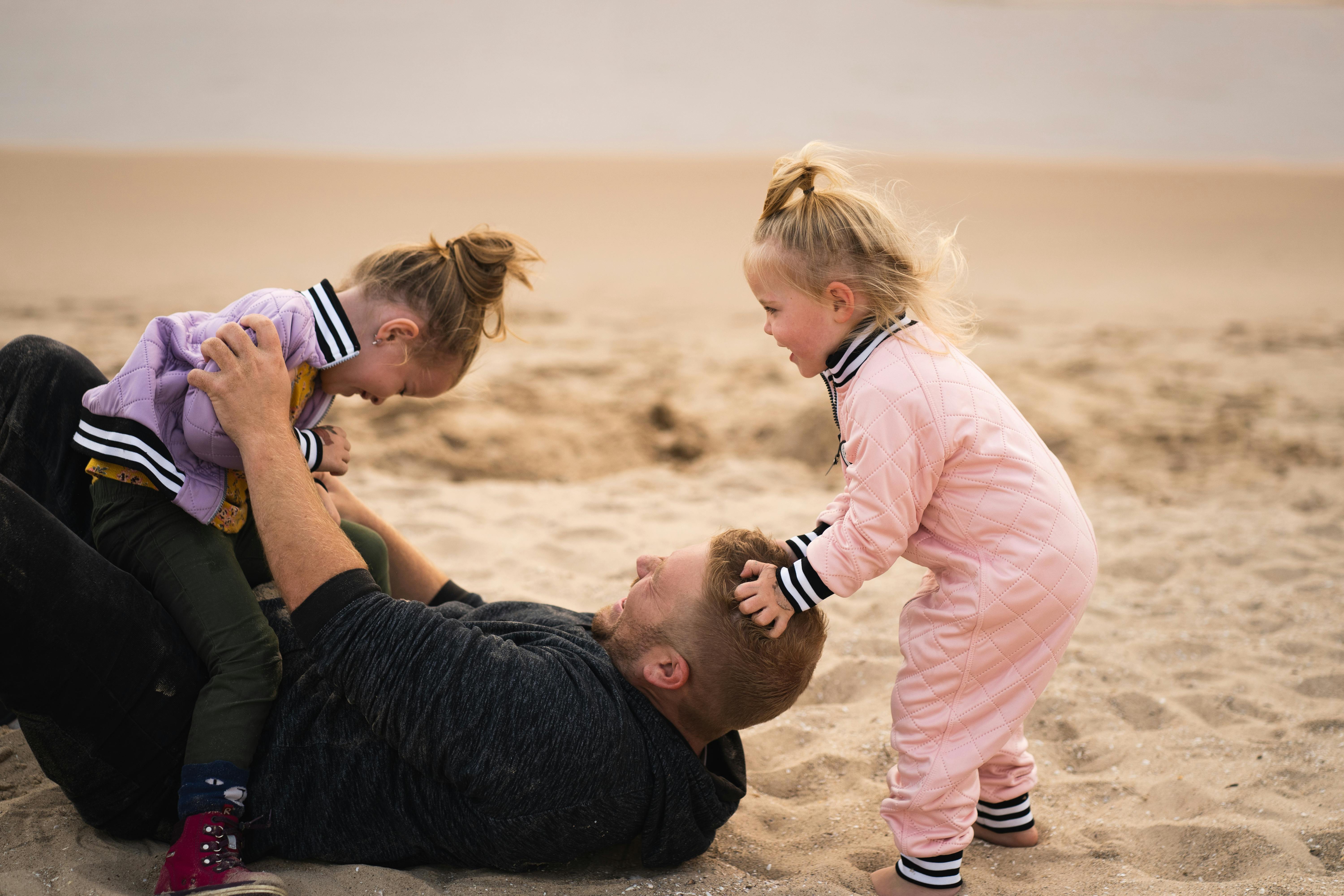 Un père jouant avec ses enfants | Source : Pexels