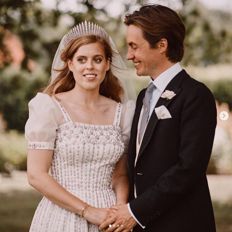 La princesse Beatrice et Edoardo Mapelli Mozzi sourient lors de leur mariage, le 18 juillet 2020, à Windsor, en Angleterre. | Source : Instagram/princesseugenie