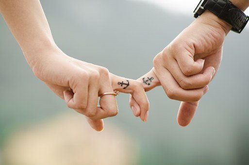 Couple se tenant la main | Photo : Pixabay