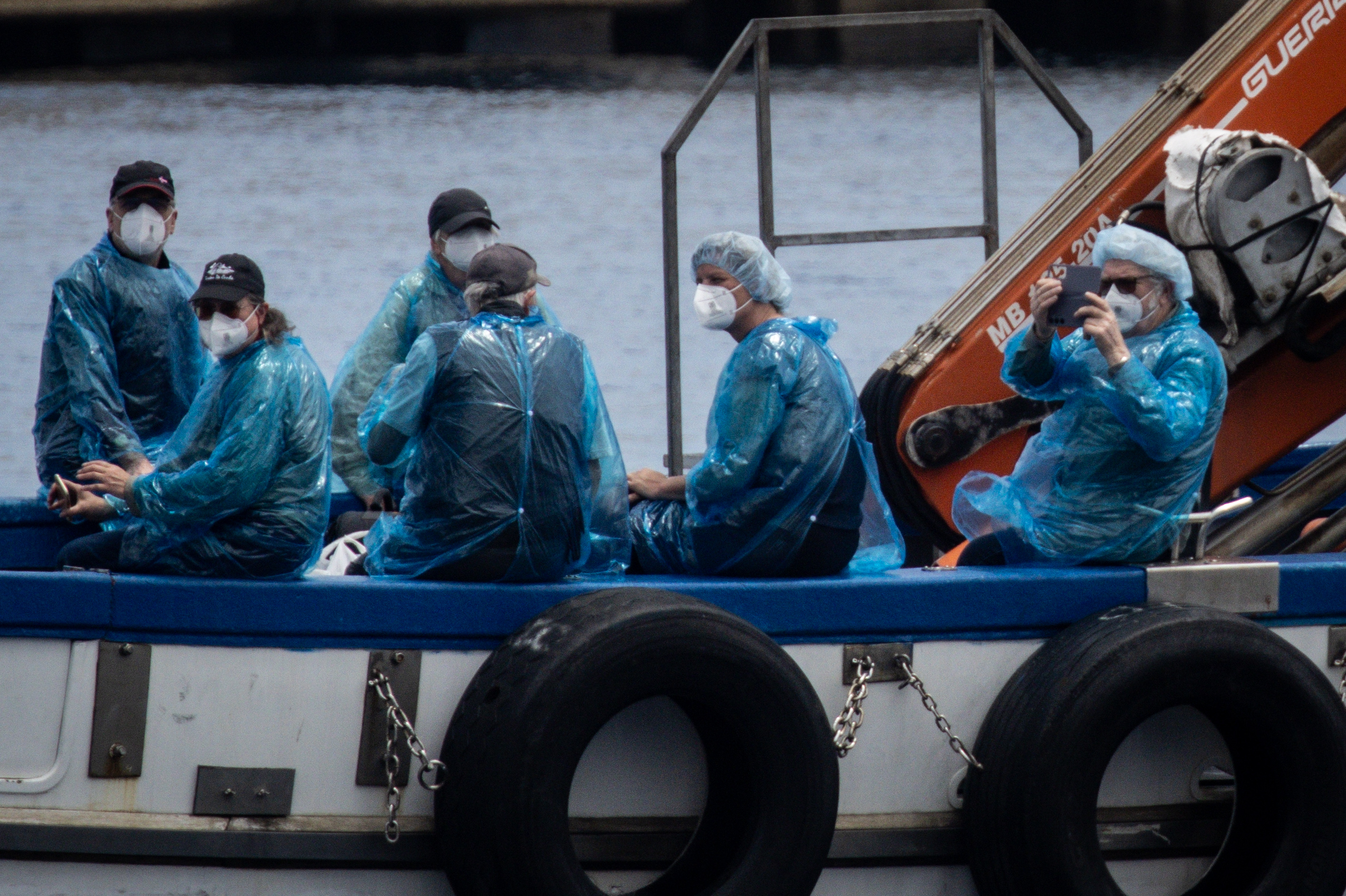 Des passagers sont évacués à bord de petites embarcations depuis le MV Hondius dans le port de Granadilla, le 10 mai 2026, à Ténérife, dans l'archipel des Canaries, en Espagne. | Source : Getty Images