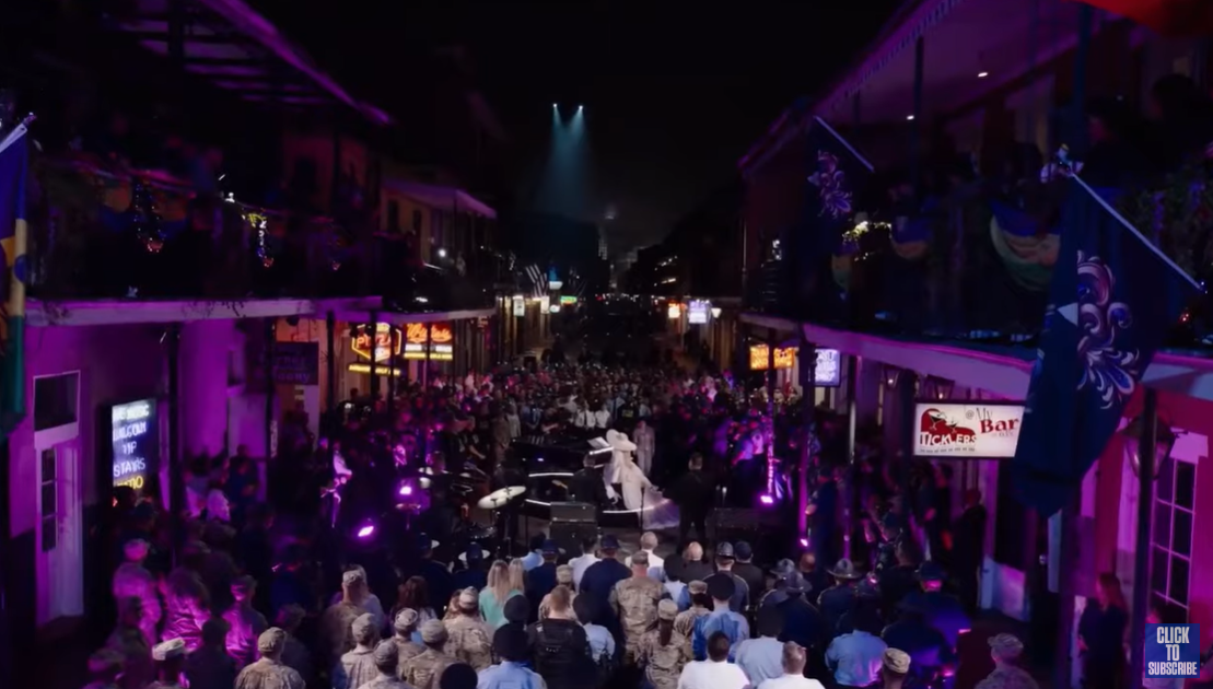 Lady Gaga se produit alors que la foule l'encercle sur la scène de Bourbon Street à la Nouvelle-Orléans | Source : YouTube/NFL