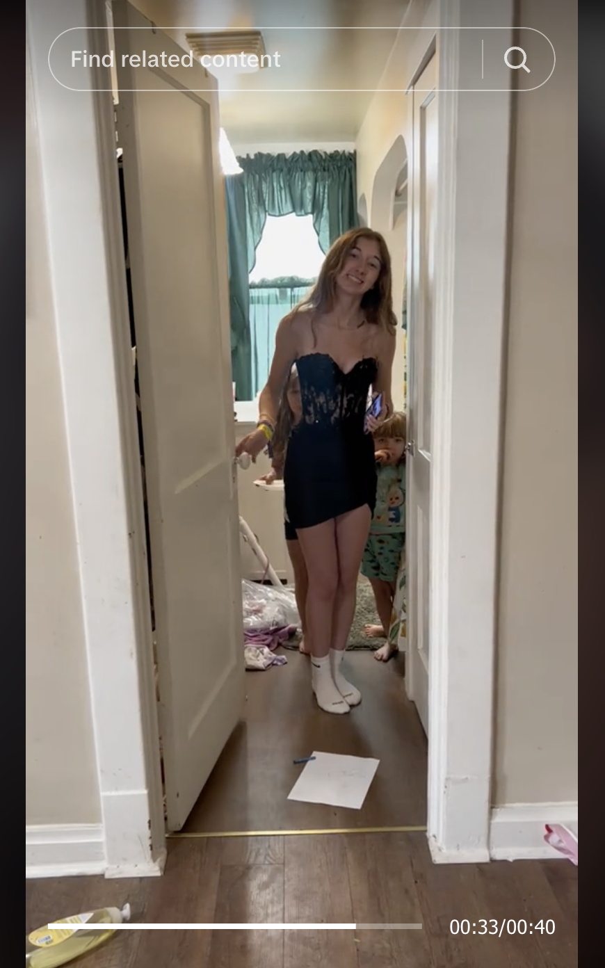 Ashlyn, 16 ans, sort de sa chambre après avoir mis sa robe de rêve pour le bal de rentrée | Source : tiktok.com/@amyjackson9213