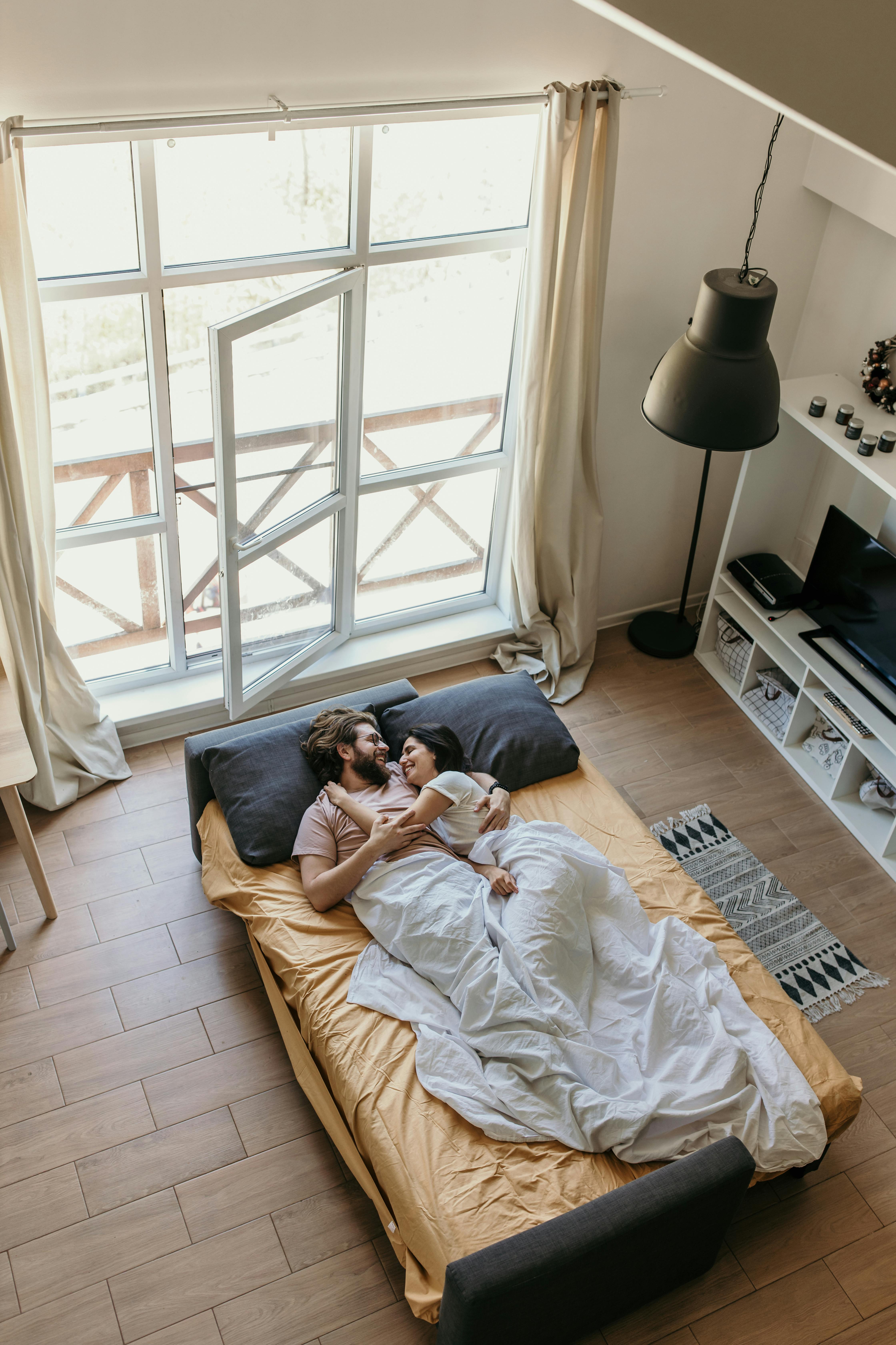 Un couple heureux au lit | Source : Pexels