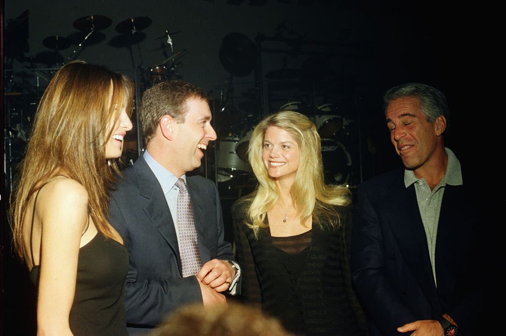 Melania Trump, le Prince Andrew, Gwendolyn Beck et Jeffrey Epstein lors d'une fête au club Mar-a-Lago, Palm Beach, Floride, 12 février 2000. | Source : Getty Images