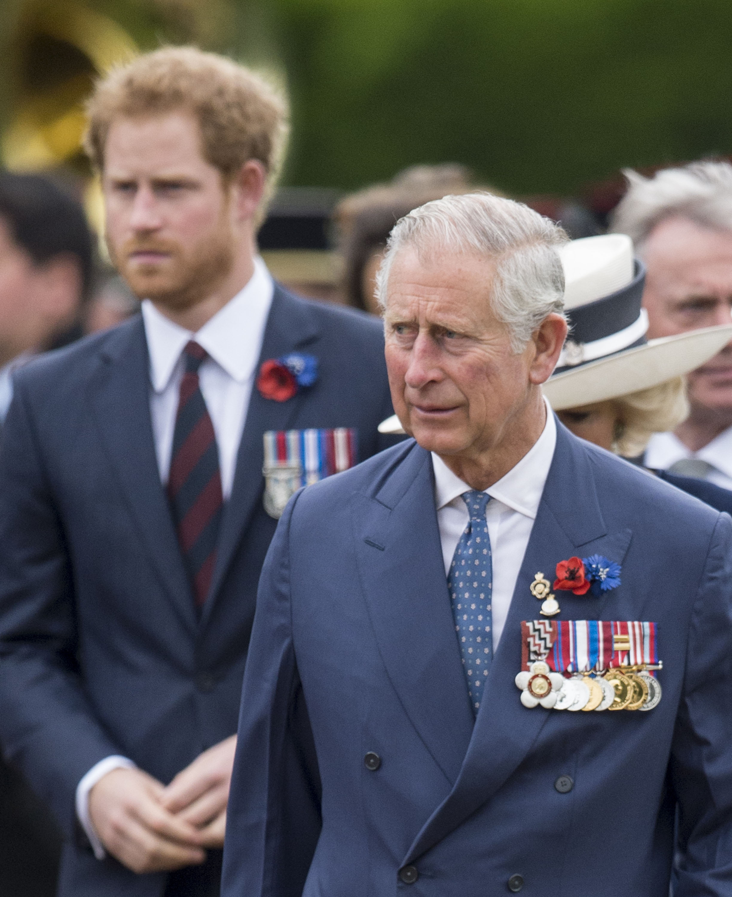 Le prince Harry et le roi Charles III lors d'une commémoration du centenaire de la bataille de la Somme à Thiepval, en France, le 1er juillet 2016. | Source : Getty Images