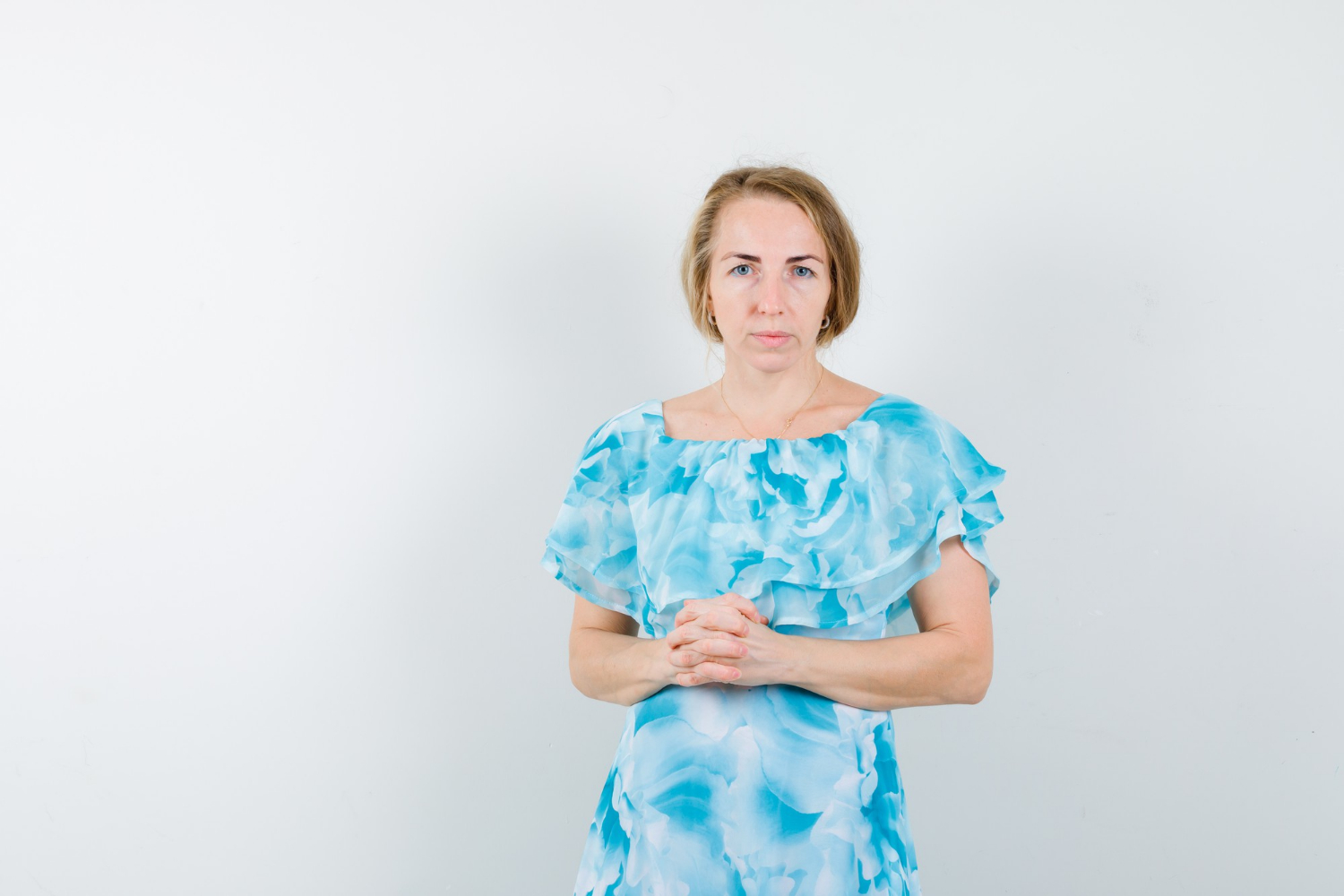 Une femme âgée triste et perdue dans ses pensées | Source : Freepik