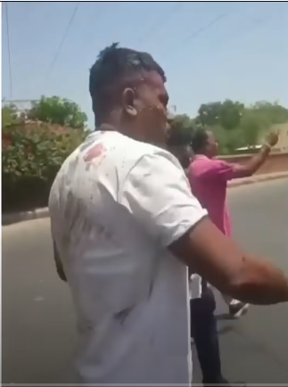 Vishwash Kumar Ramash, l'unique survivant du vol indien condamné, s'éloigne du crash dans une vidéo postée le 13 juin 2025 | Source : YouTube/SkyNewsAustralia