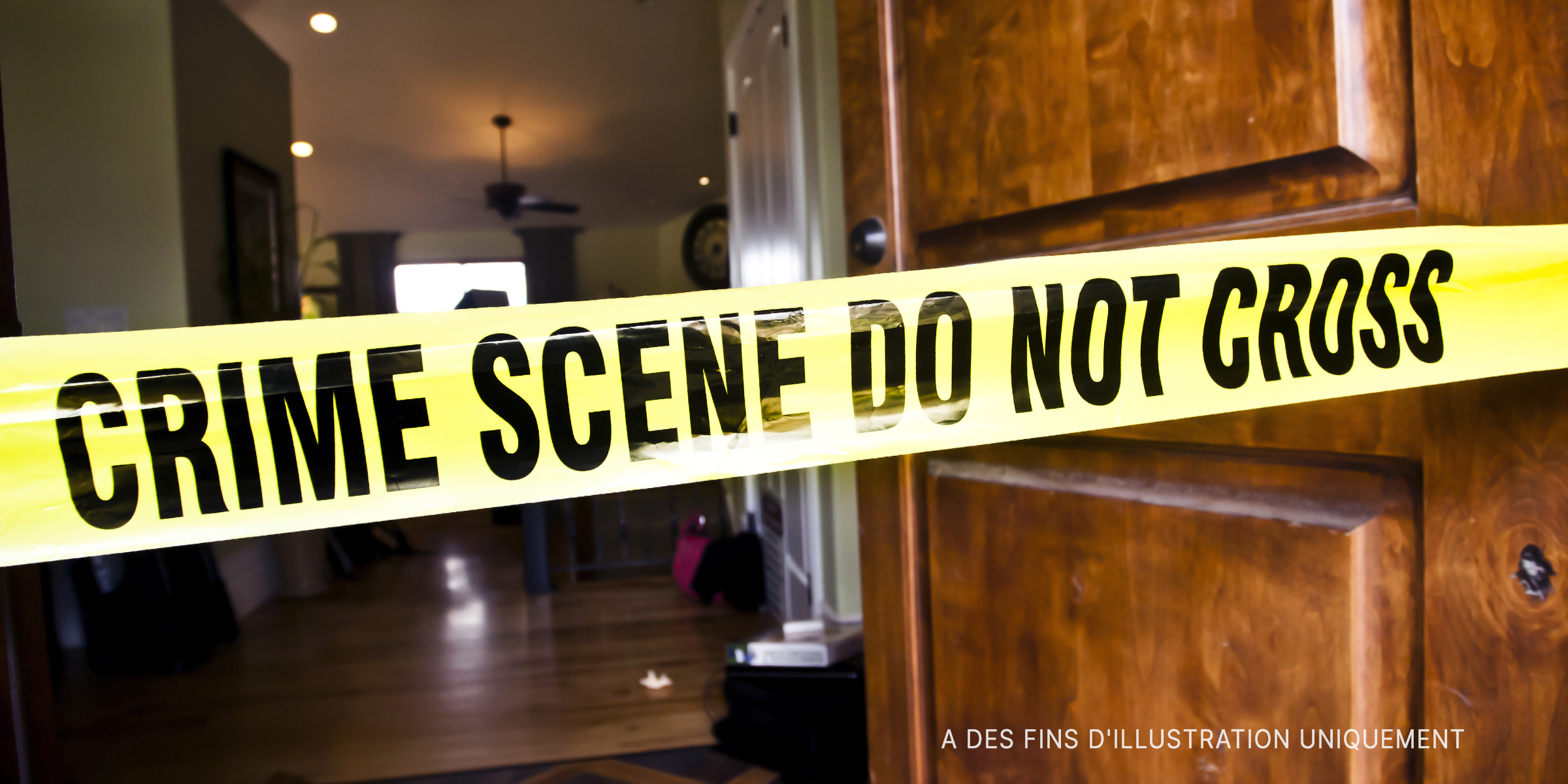 Ruban de scène de crime devant la porte d'entrée d'une maison luxueuse I Source : Getty Images
